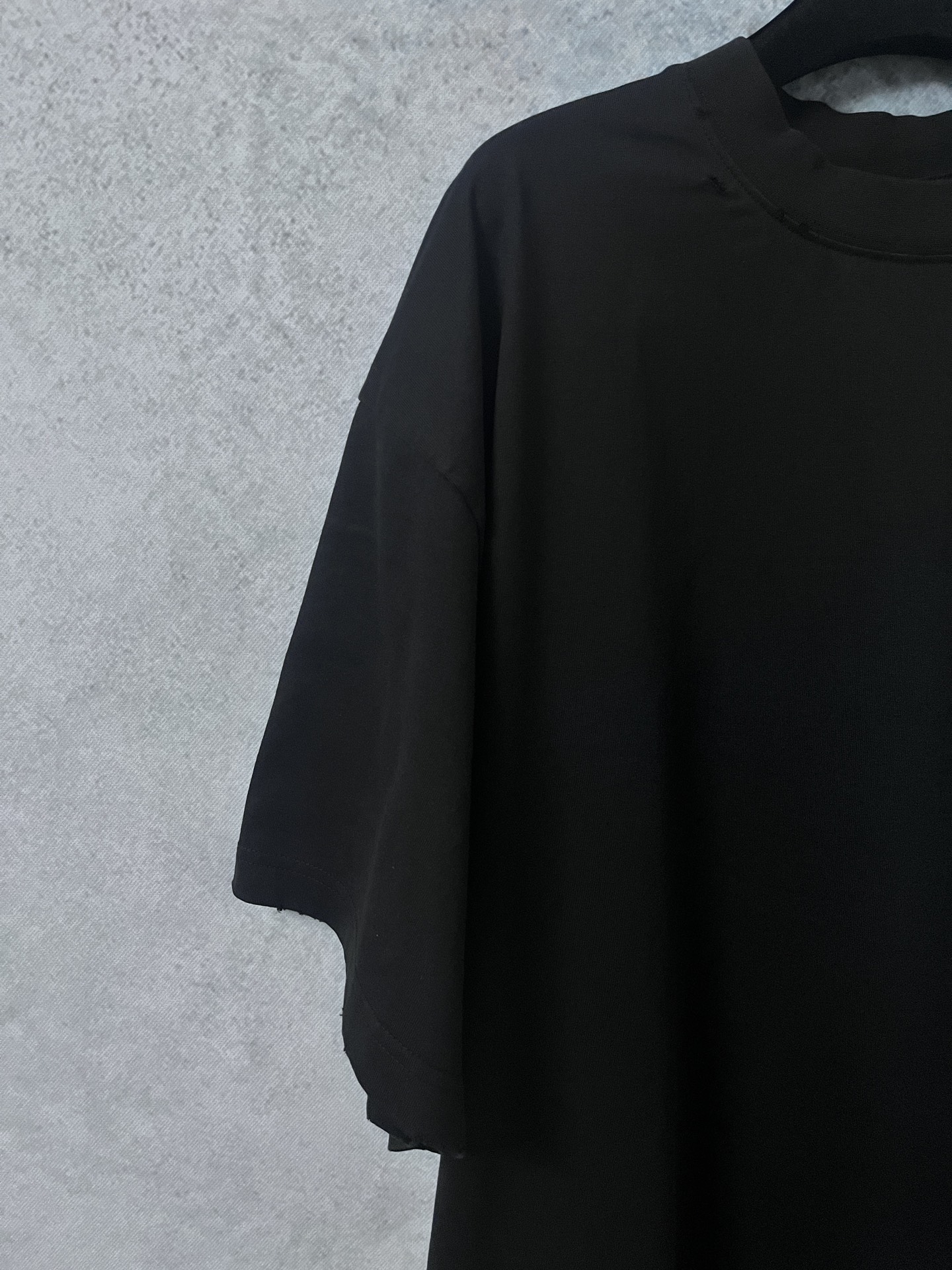 P 155
原版开发,顶级版本
balenciaga巴黎世家 新款胶带短袖
原版衣服都是做过喷马骝工艺 买现成布颜色会不均匀 出现一条一条很明显的痕迹 印花细节比较多需要一点点抠 从打色到上肤面浆再烘干半小时一次 足足13次调色可以说是调色天花板了耗费5个小时 每一件都需要人工点位破洞 按原版破洞 不随意破洞 ,权威版本,随意对比市面任何品质。
SIZE:1-4码
