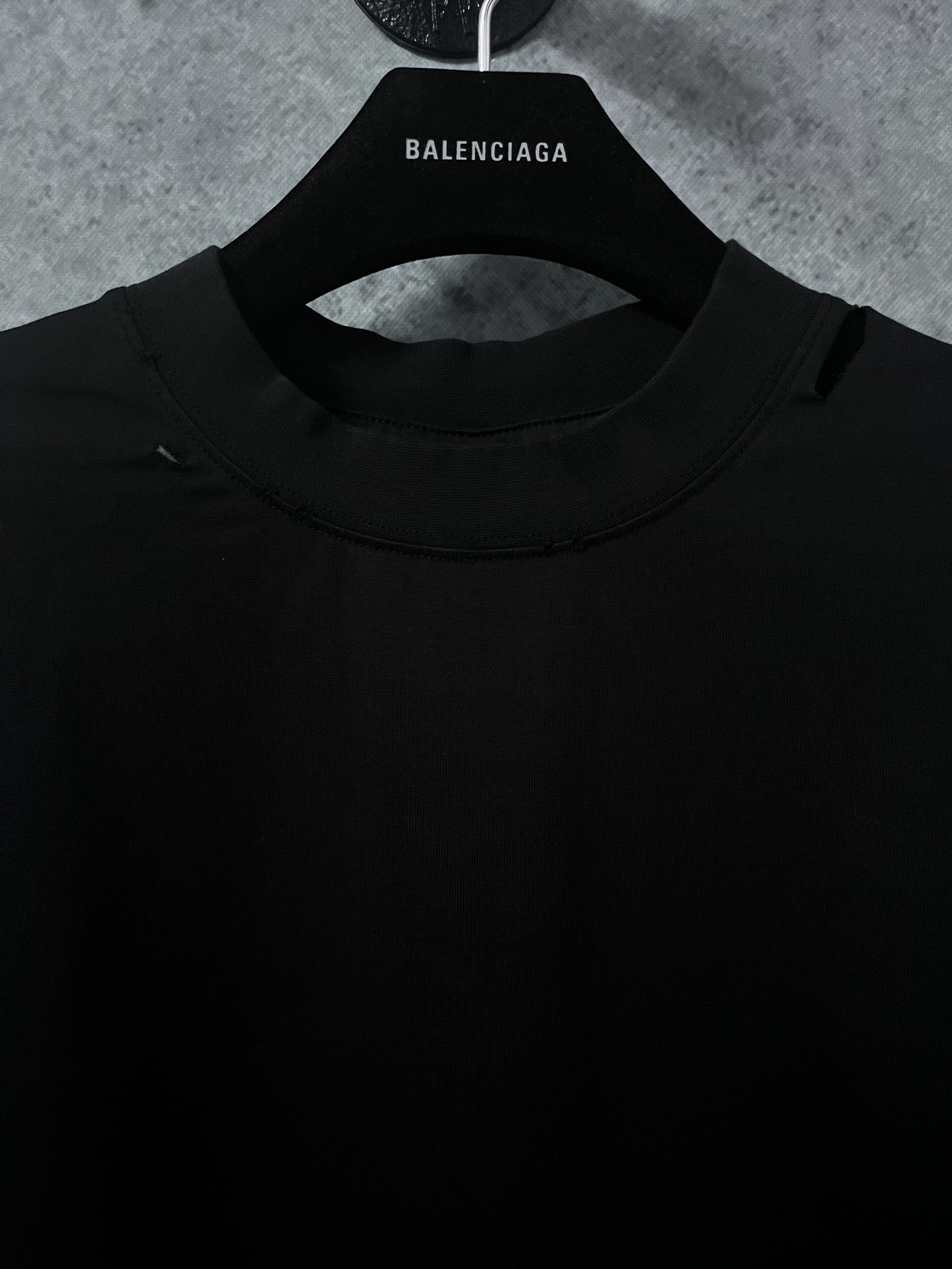 P 155
原版开发,顶级版本
balenciaga巴黎世家 新款胶带短袖
原版衣服都是做过喷马骝工艺 买现成布颜色会不均匀 出现一条一条很明显的痕迹 印花细节比较多需要一点点抠 从打色到上肤面浆再烘干半小时一次 足足13次调色可以说是调色天花板了耗费5个小时 每一件都需要人工点位破洞 按原版破洞 不随意破洞 ,权威版本,随意对比市面任何品质。
SIZE:1-4码