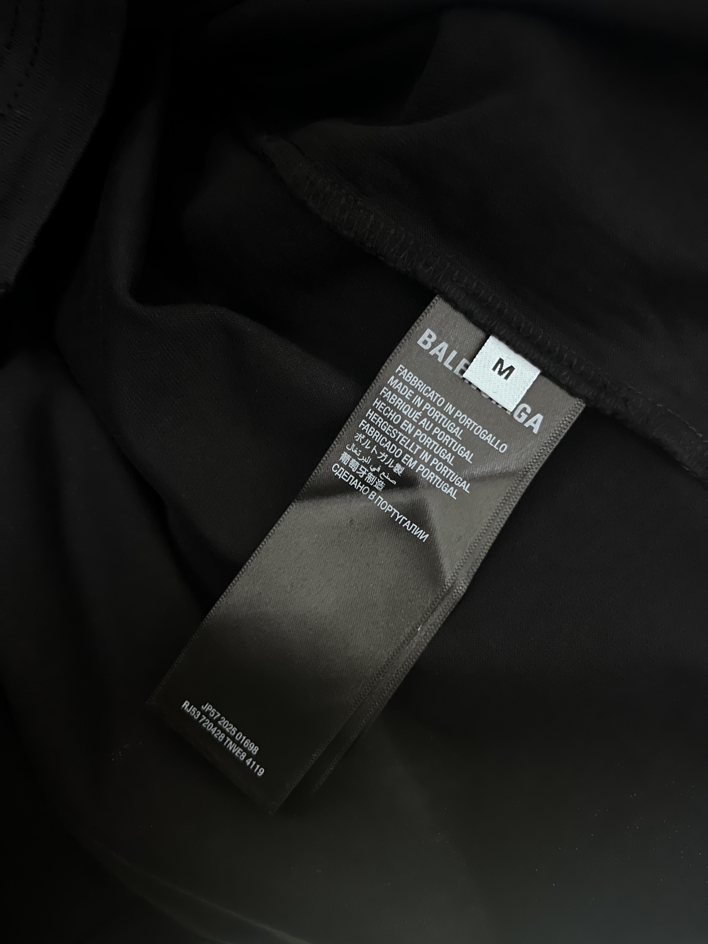 P 155
原版开发,顶级版本
balenciaga巴黎世家 新款胶带短袖
原版衣服都是做过喷马骝工艺 买现成布颜色会不均匀 出现一条一条很明显的痕迹 印花细节比较多需要一点点抠 从打色到上肤面浆再烘干半小时一次 足足13次调色可以说是调色天花板了耗费5个小时 每一件都需要人工点位破洞 按原版破洞 不随意破洞 ,权威版本,随意对比市面任何品质。
SIZE:1-4码
