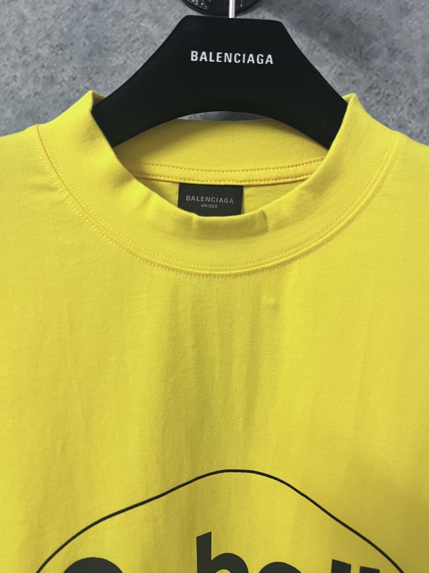 💰150
原版开发,顶级版本
BALENCIAGA巴黎世家2025 SS 联名Scholl印花短袖T恤
✅本市场No.1的质量 真正天花板品质
✅全部原版开发注意细节图 避免被盗图商家混发
✅正确260g定制定染纯棉双纱面料 柔软舒适不掉色
✅进口材料康丽机器印花 效果立体清晰 牢固不脱落
✅定染螺纹 无色差 不变形 超级重工 区别通货
这里解释一下为什么我比别人贵一点,
1.看似是简单的印花或绣花 其实一点都不简单 10000%进口机还原 不是嘴上说 欢迎对比同行
2.每款均为公司出品 细节做工面料均和一致. 保证和无色差. 不可怕 谁假谁尴尬。不丢人 还买不到正确版本才丢人。
3.注意螺纹领口均为某巴某黎原领口 高包裹度 领口宽度和柜柜精确到毫米 厚领口不易变形 高档货领口孤独都是还原柜柜 区别世面大领口普通垃圾短袖印个印花 上身锁骨都漏出来 就敢自称高版本 麻烦长长心吧 买过或者见过的客户 再拿我家货 都会回头下单 这就是质量 这就是品质
4.不同款式水洗麦主麦包括进口麦的颜色与编码都不一样 真正还原柜台 众所周知 巴黎世家每个季度的领标上英文或者颜色都不一样 区别世面清一色通货主麦水洗麦的快餐货
5.注意做工 领口处针脚 无折叠 顺畅自然没重叠线 真正还原 这是多少人都做不到的
6.面料采用260g巴黎专用双纱 面料没人可以做的比我家更好 和市面上的普通版本真的没办法比 尊重一下 好歹也是几千元的东西 真的别去穿地摊货质量
7.做工全方位还原 包装全方位还原 成本巨高
8.我在这里作出保证这是你能找到的最高品质
尺码:1-4码