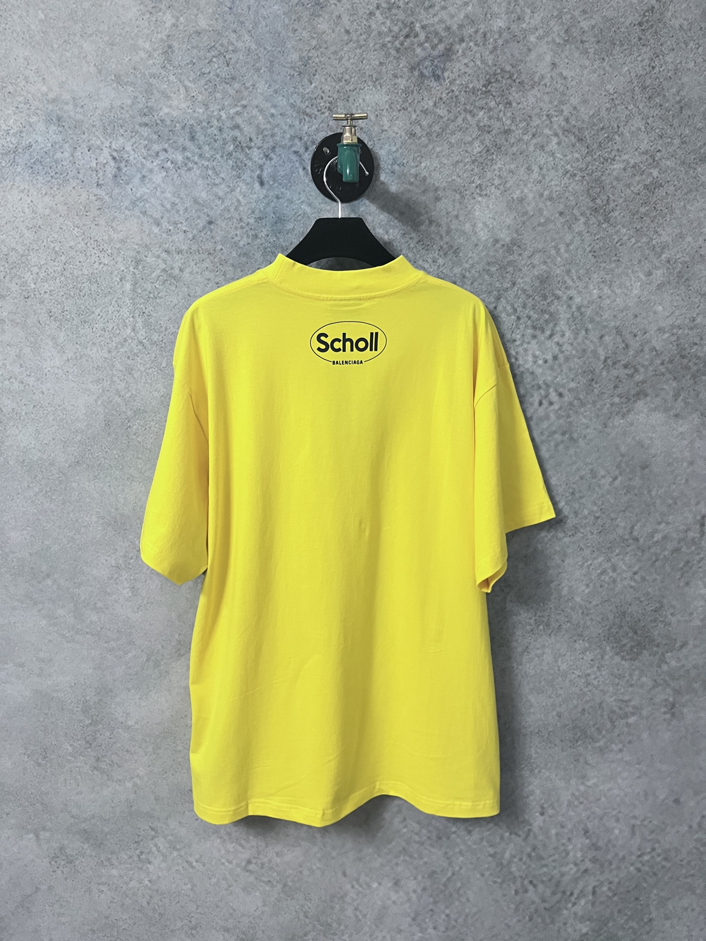 💰150
原版开发,顶级版本
BALENCIAGA巴黎世家2025 SS 联名Scholl印花短袖T恤
✅本市场No.1的质量 真正天花板品质
✅全部原版开发注意细节图 避免被盗图商家混发
✅正确260g定制定染纯棉双纱面料 柔软舒适不掉色
✅进口材料康丽机器印花 效果立体清晰 牢固不脱落
✅定染螺纹 无色差 不变形 超级重工 区别通货
这里解释一下为什么我比别人贵一点,
1.看似是简单的印花或绣花 其实一点都不简单 10000%进口机还原 不是嘴上说 欢迎对比同行
2.每款均为公司出品 细节做工面料均和一致. 保证和无色差. 不可怕 谁假谁尴尬。不丢人 还买不到正确版本才丢人。
3.注意螺纹领口均为某巴某黎原领口 高包裹度 领口宽度和柜柜精确到毫米 厚领口不易变形 高档货领口孤独都是还原柜柜 区别世面大领口普通垃圾短袖印个印花 上身锁骨都漏出来 就敢自称高版本 麻烦长长心吧 买过或者见过的客户 再拿我家货 都会回头下单 这就是质量 这就是品质
4.不同款式水洗麦主麦包括进口麦的颜色与编码都不一样 真正还原柜台 众所周知 巴黎世家每个季度的领标上英文或者颜色都不一样 区别世面清一色通货主麦水洗麦的快餐货
5.注意做工 领口处针脚 无折叠 顺畅自然没重叠线 真正还原 这是多少人都做不到的
6.面料采用260g巴黎专用双纱 面料没人可以做的比我家更好 和市面上的普通版本真的没办法比 尊重一下 好歹也是几千元的东西 真的别去穿地摊货质量
7.做工全方位还原 包装全方位还原 成本巨高
8.我在这里作出保证这是你能找到的最高品质
尺码:1-4码