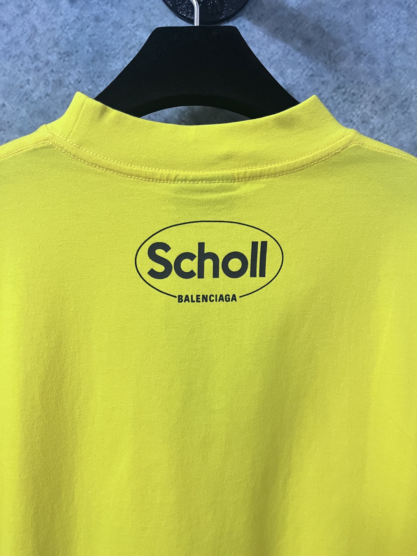 💰150
原版开发,顶级版本
BALENCIAGA巴黎世家2025 SS 联名Scholl印花短袖T恤
✅本市场No.1的质量 真正天花板品质
✅全部原版开发注意细节图 避免被盗图商家混发
✅正确260g定制定染纯棉双纱面料 柔软舒适不掉色
✅进口材料康丽机器印花 效果立体清晰 牢固不脱落
✅定染螺纹 无色差 不变形 超级重工 区别通货
这里解释一下为什么我比别人贵一点,
1.看似是简单的印花或绣花 其实一点都不简单 10000%进口机还原 不是嘴上说 欢迎对比同行
2.每款均为公司出品 细节做工面料均和一致. 保证和无色差. 不可怕 谁假谁尴尬。不丢人 还买不到正确版本才丢人。
3.注意螺纹领口均为某巴某黎原领口 高包裹度 领口宽度和柜柜精确到毫米 厚领口不易变形 高档货领口孤独都是还原柜柜 区别世面大领口普通垃圾短袖印个印花 上身锁骨都漏出来 就敢自称高版本 麻烦长长心吧 买过或者见过的客户 再拿我家货 都会回头下单 这就是质量 这就是品质
4.不同款式水洗麦主麦包括进口麦的颜色与编码都不一样 真正还原柜台 众所周知 巴黎世家每个季度的领标上英文或者颜色都不一样 区别世面清一色通货主麦水洗麦的快餐货
5.注意做工 领口处针脚 无折叠 顺畅自然没重叠线 真正还原 这是多少人都做不到的
6.面料采用260g巴黎专用双纱 面料没人可以做的比我家更好 和市面上的普通版本真的没办法比 尊重一下 好歹也是几千元的东西 真的别去穿地摊货质量
7.做工全方位还原 包装全方位还原 成本巨高
8.我在这里作出保证这是你能找到的最高品质
尺码:1-4码