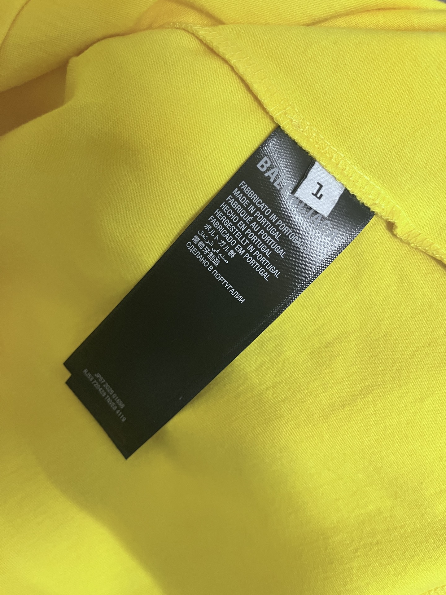 💰150
原版开发,顶级版本
BALENCIAGA巴黎世家2025 SS 联名Scholl印花短袖T恤
✅本市场No.1的质量 真正天花板品质
✅全部原版开发注意细节图 避免被盗图商家混发
✅正确260g定制定染纯棉双纱面料 柔软舒适不掉色
✅进口材料康丽机器印花 效果立体清晰 牢固不脱落
✅定染螺纹 无色差 不变形 超级重工 区别通货
这里解释一下为什么我比别人贵一点,
1.看似是简单的印花或绣花 其实一点都不简单 10000%进口机还原 不是嘴上说 欢迎对比同行
2.每款均为公司出品 细节做工面料均和一致. 保证和无色差. 不可怕 谁假谁尴尬。不丢人 还买不到正确版本才丢人。
3.注意螺纹领口均为某巴某黎原领口 高包裹度 领口宽度和柜柜精确到毫米 厚领口不易变形 高档货领口孤独都是还原柜柜 区别世面大领口普通垃圾短袖印个印花 上身锁骨都漏出来 就敢自称高版本 麻烦长长心吧 买过或者见过的客户 再拿我家货 都会回头下单 这就是质量 这就是品质
4.不同款式水洗麦主麦包括进口麦的颜色与编码都不一样 真正还原柜台 众所周知 巴黎世家每个季度的领标上英文或者颜色都不一样 区别世面清一色通货主麦水洗麦的快餐货
5.注意做工 领口处针脚 无折叠 顺畅自然没重叠线 真正还原 这是多少人都做不到的
6.面料采用260g巴黎专用双纱 面料没人可以做的比我家更好 和市面上的普通版本真的没办法比 尊重一下 好歹也是几千元的东西 真的别去穿地摊货质量
7.做工全方位还原 包装全方位还原 成本巨高
8.我在这里作出保证这是你能找到的最高品质
尺码:1-4码