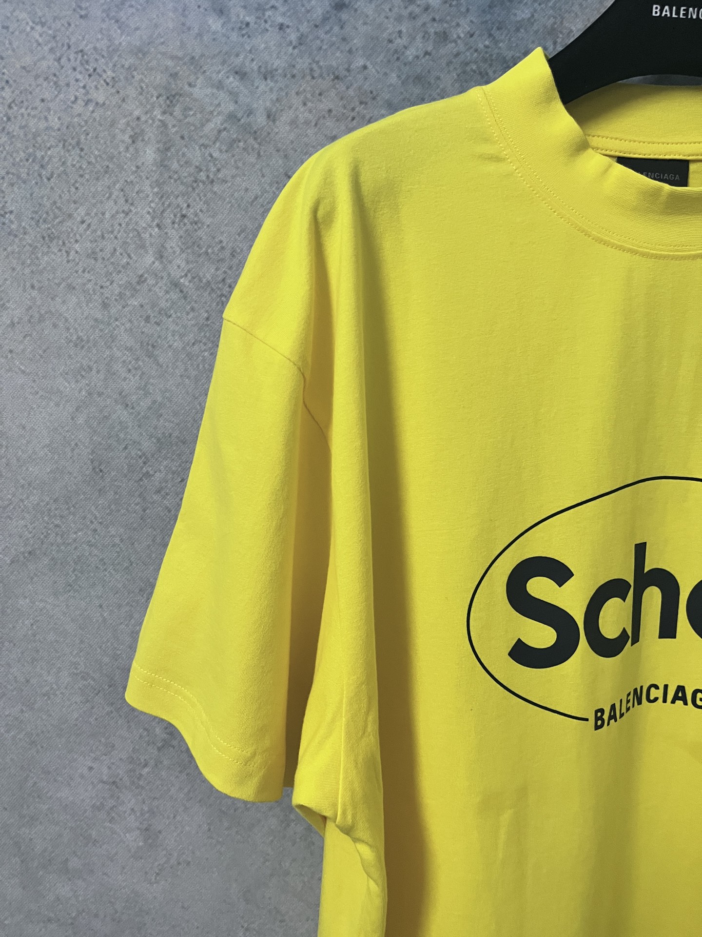 💰150
原版开发,顶级版本
BALENCIAGA巴黎世家2025 SS 联名Scholl印花短袖T恤
✅本市场No.1的质量 真正天花板品质
✅全部原版开发注意细节图 避免被盗图商家混发
✅正确260g定制定染纯棉双纱面料 柔软舒适不掉色
✅进口材料康丽机器印花 效果立体清晰 牢固不脱落
✅定染螺纹 无色差 不变形 超级重工 区别通货
这里解释一下为什么我比别人贵一点,
1.看似是简单的印花或绣花 其实一点都不简单 10000%进口机还原 不是嘴上说 欢迎对比同行
2.每款均为公司出品 细节做工面料均和一致. 保证和无色差. 不可怕 谁假谁尴尬。不丢人 还买不到正确版本才丢人。
3.注意螺纹领口均为某巴某黎原领口 高包裹度 领口宽度和柜柜精确到毫米 厚领口不易变形 高档货领口孤独都是还原柜柜 区别世面大领口普通垃圾短袖印个印花 上身锁骨都漏出来 就敢自称高版本 麻烦长长心吧 买过或者见过的客户 再拿我家货 都会回头下单 这就是质量 这就是品质
4.不同款式水洗麦主麦包括进口麦的颜色与编码都不一样 真正还原柜台 众所周知 巴黎世家每个季度的领标上英文或者颜色都不一样 区别世面清一色通货主麦水洗麦的快餐货
5.注意做工 领口处针脚 无折叠 顺畅自然没重叠线 真正还原 这是多少人都做不到的
6.面料采用260g巴黎专用双纱 面料没人可以做的比我家更好 和市面上的普通版本真的没办法比 尊重一下 好歹也是几千元的东西 真的别去穿地摊货质量
7.做工全方位还原 包装全方位还原 成本巨高
8.我在这里作出保证这是你能找到的最高品质
尺码:1-4码