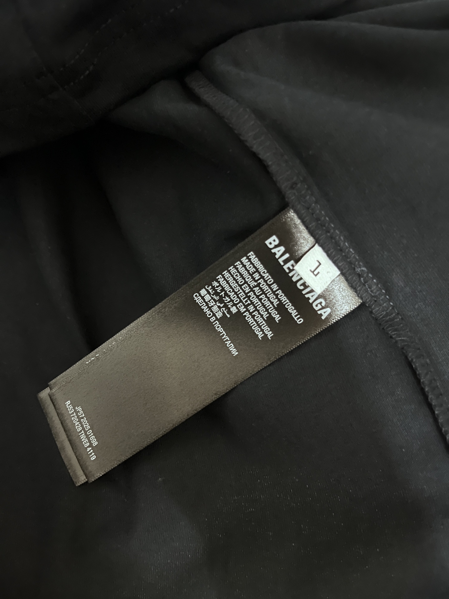 💰150
原版开发,顶级版本
BALENCIAGA巴黎世家2025 SS 联名Scholl印花短袖T恤
✅本市场No.1的质量 真正天花板品质
✅全部原版开发注意细节图 避免被盗图商家混发
✅正确260g定制定染纯棉双纱面料 柔软舒适不掉色
✅进口材料康丽机器印花 效果立体清晰 牢固不脱落
✅定染螺纹 无色差 不变形 超级重工 区别通货
这里解释一下为什么我比别人贵一点,
1.看似是简单的印花或绣花 其实一点都不简单 10000%进口机还原 不是嘴上说 欢迎对比同行
2.每款均为公司出品 细节做工面料均和一致. 保证和无色差. 不可怕 谁假谁尴尬。不丢人 还买不到正确版本才丢人。
3.注意螺纹领口均为某巴某黎原领口 高包裹度 领口宽度和柜柜精确到毫米 厚领口不易变形 高档货领口孤独都是还原柜柜 区别世面大领口普通垃圾短袖印个印花 上身锁骨都漏出来 就敢自称高版本 麻烦长长心吧 买过或者见过的客户 再拿我家货 都会回头下单 这就是质量 这就是品质
4.不同款式水洗麦主麦包括进口麦的颜色与编码都不一样 真正还原柜台 众所周知 巴黎世家每个季度的领标上英文或者颜色都不一样 区别世面清一色通货主麦水洗麦的快餐货
5.注意做工 领口处针脚 无折叠 顺畅自然没重叠线 真正还原 这是多少人都做不到的
6.面料采用260g巴黎专用双纱 面料没人可以做的比我家更好 和市面上的普通版本真的没办法比 尊重一下 好歹也是几千元的东西 真的别去穿地摊货质量
7.做工全方位还原 包装全方位还原 成本巨高
8.我在这里作出保证这是你能找到的最高品质
尺码:1-4码