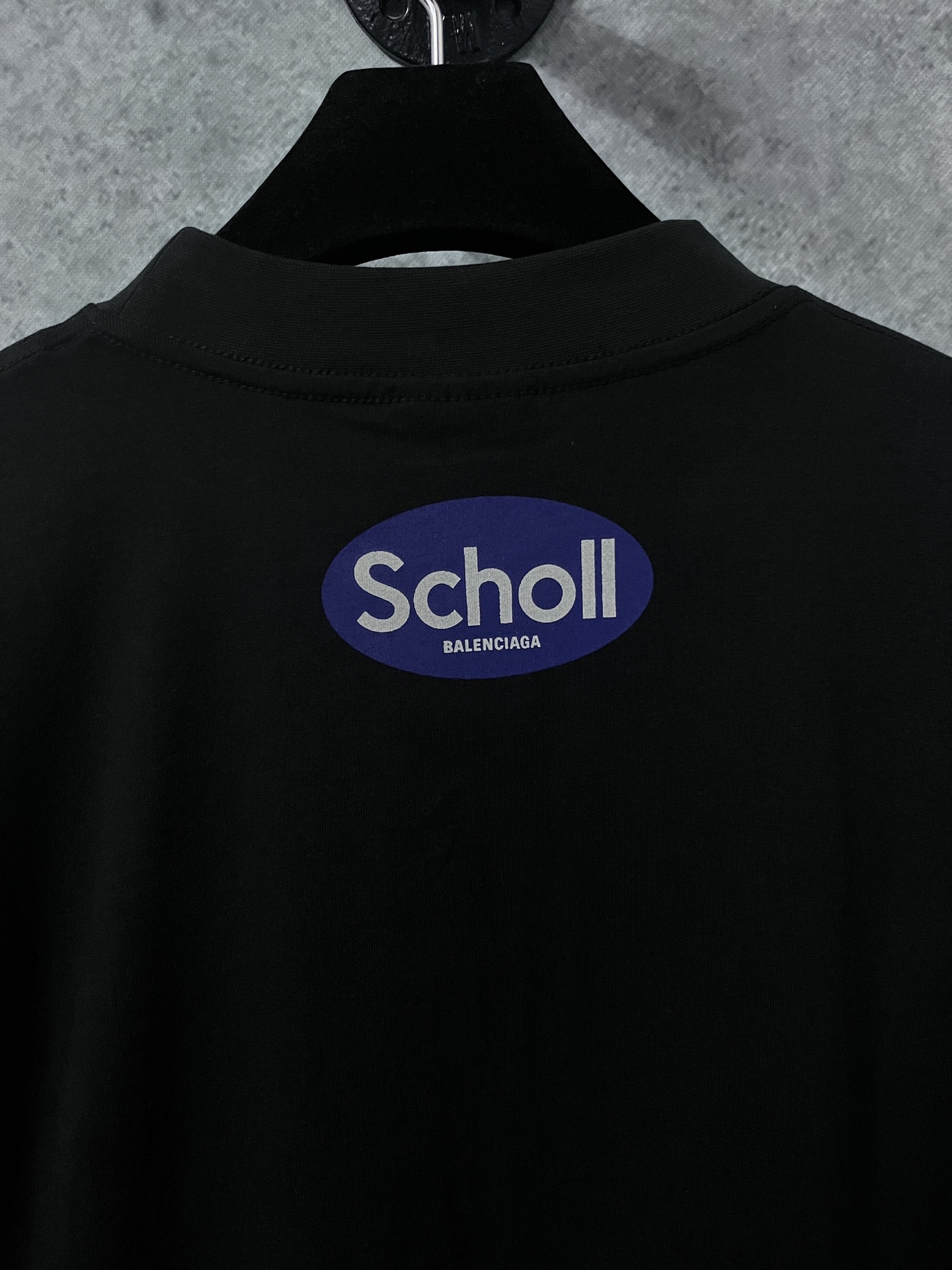 💰150
原版开发,顶级版本
BALENCIAGA巴黎世家2025 SS 联名Scholl印花短袖T恤
✅本市场No.1的质量 真正天花板品质
✅全部原版开发注意细节图 避免被盗图商家混发
✅正确260g定制定染纯棉双纱面料 柔软舒适不掉色
✅进口材料康丽机器印花 效果立体清晰 牢固不脱落
✅定染螺纹 无色差 不变形 超级重工 区别通货
这里解释一下为什么我比别人贵一点,
1.看似是简单的印花或绣花 其实一点都不简单 10000%进口机还原 不是嘴上说 欢迎对比同行
2.每款均为公司出品 细节做工面料均和一致. 保证和无色差. 不可怕 谁假谁尴尬。不丢人 还买不到正确版本才丢人。
3.注意螺纹领口均为某巴某黎原领口 高包裹度 领口宽度和柜柜精确到毫米 厚领口不易变形 高档货领口孤独都是还原柜柜 区别世面大领口普通垃圾短袖印个印花 上身锁骨都漏出来 就敢自称高版本 麻烦长长心吧 买过或者见过的客户 再拿我家货 都会回头下单 这就是质量 这就是品质
4.不同款式水洗麦主麦包括进口麦的颜色与编码都不一样 真正还原柜台 众所周知 巴黎世家每个季度的领标上英文或者颜色都不一样 区别世面清一色通货主麦水洗麦的快餐货
5.注意做工 领口处针脚 无折叠 顺畅自然没重叠线 真正还原 这是多少人都做不到的
6.面料采用260g巴黎专用双纱 面料没人可以做的比我家更好 和市面上的普通版本真的没办法比 尊重一下 好歹也是几千元的东西 真的别去穿地摊货质量
7.做工全方位还原 包装全方位还原 成本巨高
8.我在这里作出保证这是你能找到的最高品质
尺码:1-4码