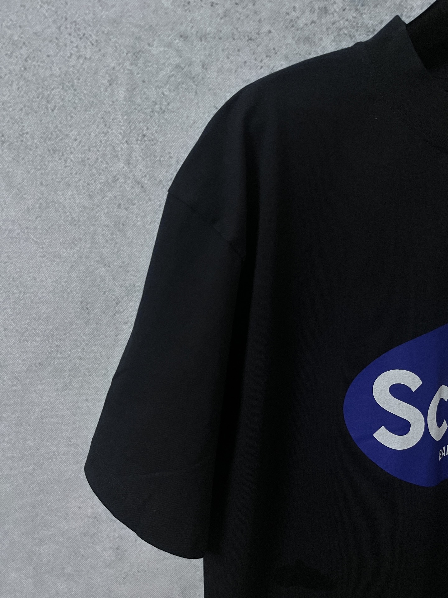 💰150
原版开发,顶级版本
BALENCIAGA巴黎世家2025 SS 联名Scholl印花短袖T恤
✅本市场No.1的质量 真正天花板品质
✅全部原版开发注意细节图 避免被盗图商家混发
✅正确260g定制定染纯棉双纱面料 柔软舒适不掉色
✅进口材料康丽机器印花 效果立体清晰 牢固不脱落
✅定染螺纹 无色差 不变形 超级重工 区别通货
这里解释一下为什么我比别人贵一点,
1.看似是简单的印花或绣花 其实一点都不简单 10000%进口机还原 不是嘴上说 欢迎对比同行
2.每款均为公司出品 细节做工面料均和一致. 保证和无色差. 不可怕 谁假谁尴尬。不丢人 还买不到正确版本才丢人。
3.注意螺纹领口均为某巴某黎原领口 高包裹度 领口宽度和柜柜精确到毫米 厚领口不易变形 高档货领口孤独都是还原柜柜 区别世面大领口普通垃圾短袖印个印花 上身锁骨都漏出来 就敢自称高版本 麻烦长长心吧 买过或者见过的客户 再拿我家货 都会回头下单 这就是质量 这就是品质
4.不同款式水洗麦主麦包括进口麦的颜色与编码都不一样 真正还原柜台 众所周知 巴黎世家每个季度的领标上英文或者颜色都不一样 区别世面清一色通货主麦水洗麦的快餐货
5.注意做工 领口处针脚 无折叠 顺畅自然没重叠线 真正还原 这是多少人都做不到的
6.面料采用260g巴黎专用双纱 面料没人可以做的比我家更好 和市面上的普通版本真的没办法比 尊重一下 好歹也是几千元的东西 真的别去穿地摊货质量
7.做工全方位还原 包装全方位还原 成本巨高
8.我在这里作出保证这是你能找到的最高品质
尺码:1-4码