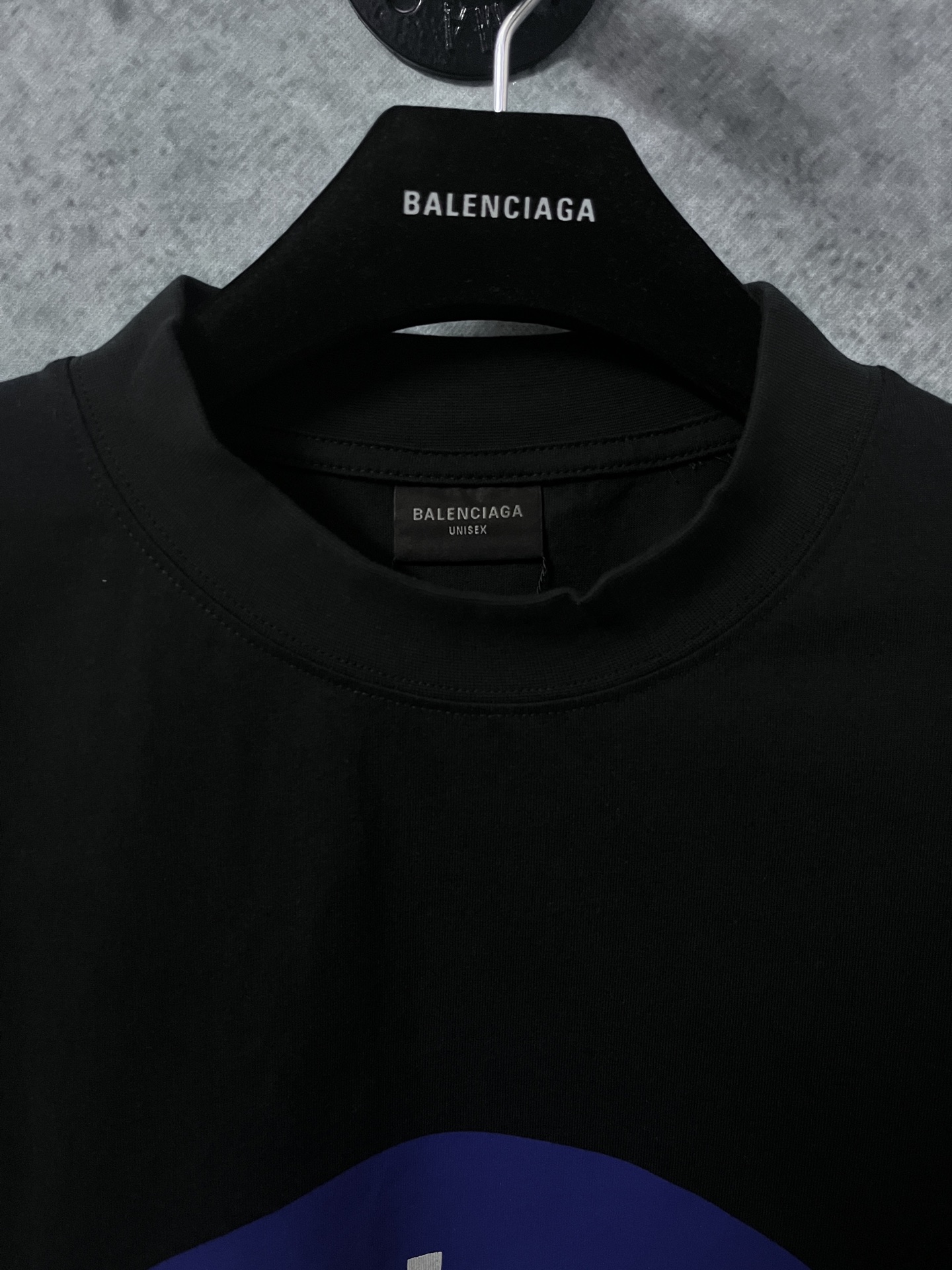 💰150
原版开发,顶级版本
BALENCIAGA巴黎世家2025 SS 联名Scholl印花短袖T恤
✅本市场No.1的质量 真正天花板品质
✅全部原版开发注意细节图 避免被盗图商家混发
✅正确260g定制定染纯棉双纱面料 柔软舒适不掉色
✅进口材料康丽机器印花 效果立体清晰 牢固不脱落
✅定染螺纹 无色差 不变形 超级重工 区别通货
这里解释一下为什么我比别人贵一点,
1.看似是简单的印花或绣花 其实一点都不简单 10000%进口机还原 不是嘴上说 欢迎对比同行
2.每款均为公司出品 细节做工面料均和一致. 保证和无色差. 不可怕 谁假谁尴尬。不丢人 还买不到正确版本才丢人。
3.注意螺纹领口均为某巴某黎原领口 高包裹度 领口宽度和柜柜精确到毫米 厚领口不易变形 高档货领口孤独都是还原柜柜 区别世面大领口普通垃圾短袖印个印花 上身锁骨都漏出来 就敢自称高版本 麻烦长长心吧 买过或者见过的客户 再拿我家货 都会回头下单 这就是质量 这就是品质
4.不同款式水洗麦主麦包括进口麦的颜色与编码都不一样 真正还原柜台 众所周知 巴黎世家每个季度的领标上英文或者颜色都不一样 区别世面清一色通货主麦水洗麦的快餐货
5.注意做工 领口处针脚 无折叠 顺畅自然没重叠线 真正还原 这是多少人都做不到的
6.面料采用260g巴黎专用双纱 面料没人可以做的比我家更好 和市面上的普通版本真的没办法比 尊重一下 好歹也是几千元的东西 真的别去穿地摊货质量
7.做工全方位还原 包装全方位还原 成本巨高
8.我在这里作出保证这是你能找到的最高品质
尺码:1-4码