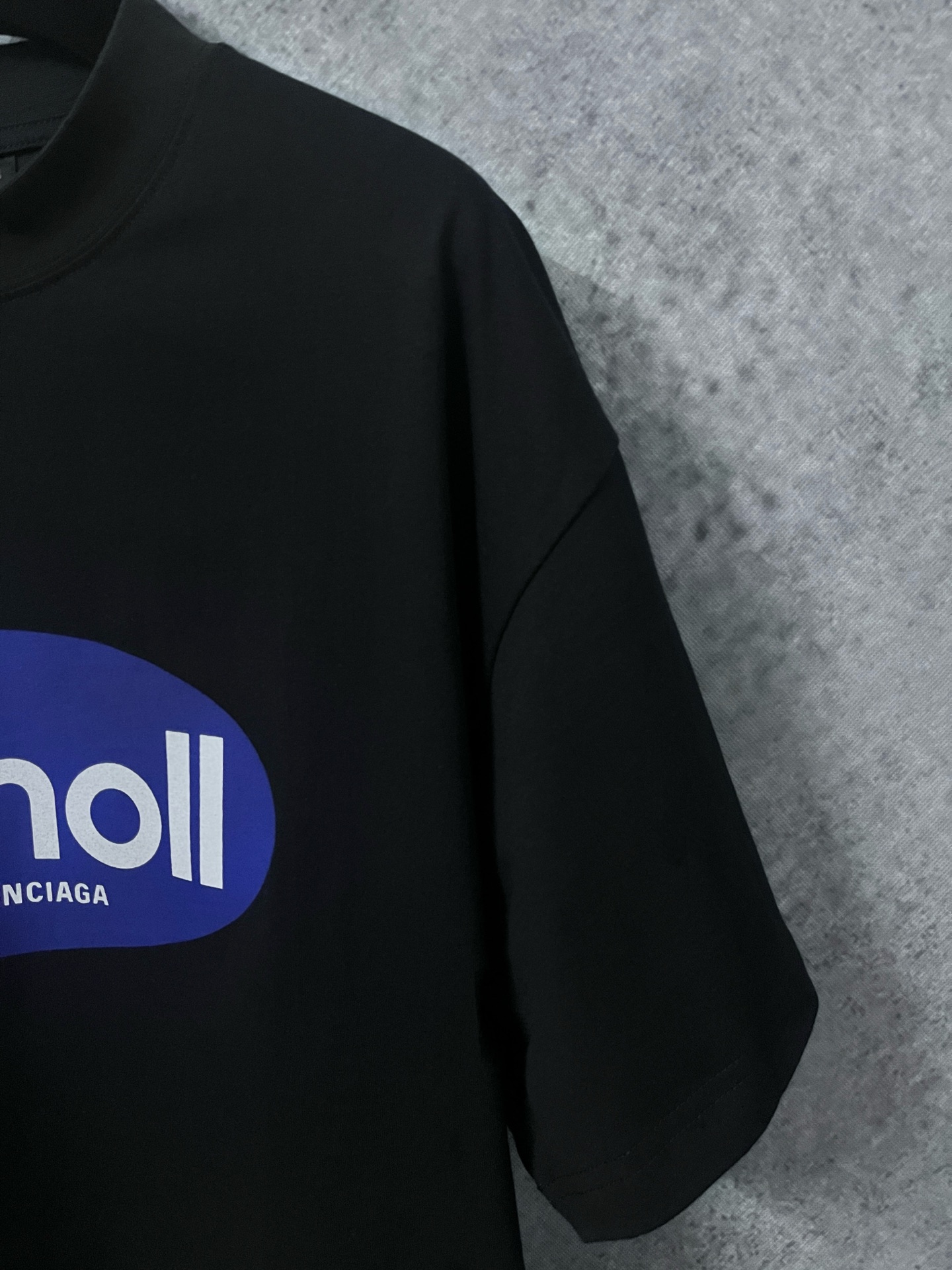 💰150
原版开发,顶级版本
BALENCIAGA巴黎世家2025 SS 联名Scholl印花短袖T恤
✅本市场No.1的质量 真正天花板品质
✅全部原版开发注意细节图 避免被盗图商家混发
✅正确260g定制定染纯棉双纱面料 柔软舒适不掉色
✅进口材料康丽机器印花 效果立体清晰 牢固不脱落
✅定染螺纹 无色差 不变形 超级重工 区别通货
这里解释一下为什么我比别人贵一点,
1.看似是简单的印花或绣花 其实一点都不简单 10000%进口机还原 不是嘴上说 欢迎对比同行
2.每款均为公司出品 细节做工面料均和一致. 保证和无色差. 不可怕 谁假谁尴尬。不丢人 还买不到正确版本才丢人。
3.注意螺纹领口均为某巴某黎原领口 高包裹度 领口宽度和柜柜精确到毫米 厚领口不易变形 高档货领口孤独都是还原柜柜 区别世面大领口普通垃圾短袖印个印花 上身锁骨都漏出来 就敢自称高版本 麻烦长长心吧 买过或者见过的客户 再拿我家货 都会回头下单 这就是质量 这就是品质
4.不同款式水洗麦主麦包括进口麦的颜色与编码都不一样 真正还原柜台 众所周知 巴黎世家每个季度的领标上英文或者颜色都不一样 区别世面清一色通货主麦水洗麦的快餐货
5.注意做工 领口处针脚 无折叠 顺畅自然没重叠线 真正还原 这是多少人都做不到的
6.面料采用260g巴黎专用双纱 面料没人可以做的比我家更好 和市面上的普通版本真的没办法比 尊重一下 好歹也是几千元的东西 真的别去穿地摊货质量
7.做工全方位还原 包装全方位还原 成本巨高
8.我在这里作出保证这是你能找到的最高品质
尺码:1-4码