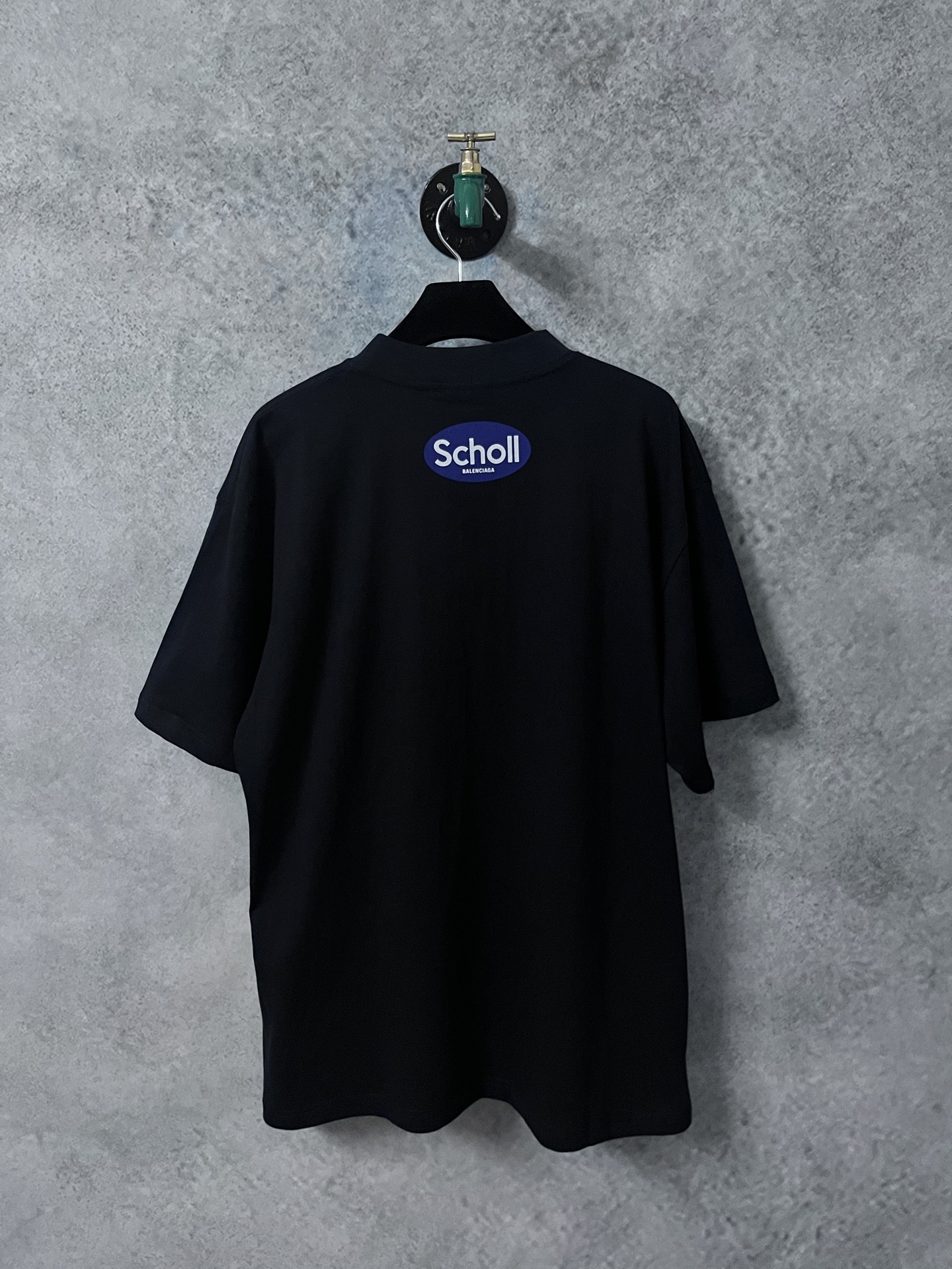 💰150
原版开发,顶级版本
BALENCIAGA巴黎世家2025 SS 联名Scholl印花短袖T恤
✅本市场No.1的质量 真正天花板品质
✅全部原版开发注意细节图 避免被盗图商家混发
✅正确260g定制定染纯棉双纱面料 柔软舒适不掉色
✅进口材料康丽机器印花 效果立体清晰 牢固不脱落
✅定染螺纹 无色差 不变形 超级重工 区别通货
这里解释一下为什么我比别人贵一点,
1.看似是简单的印花或绣花 其实一点都不简单 10000%进口机还原 不是嘴上说 欢迎对比同行
2.每款均为公司出品 细节做工面料均和一致. 保证和无色差. 不可怕 谁假谁尴尬。不丢人 还买不到正确版本才丢人。
3.注意螺纹领口均为某巴某黎原领口 高包裹度 领口宽度和柜柜精确到毫米 厚领口不易变形 高档货领口孤独都是还原柜柜 区别世面大领口普通垃圾短袖印个印花 上身锁骨都漏出来 就敢自称高版本 麻烦长长心吧 买过或者见过的客户 再拿我家货 都会回头下单 这就是质量 这就是品质
4.不同款式水洗麦主麦包括进口麦的颜色与编码都不一样 真正还原柜台 众所周知 巴黎世家每个季度的领标上英文或者颜色都不一样 区别世面清一色通货主麦水洗麦的快餐货
5.注意做工 领口处针脚 无折叠 顺畅自然没重叠线 真正还原 这是多少人都做不到的
6.面料采用260g巴黎专用双纱 面料没人可以做的比我家更好 和市面上的普通版本真的没办法比 尊重一下 好歹也是几千元的东西 真的别去穿地摊货质量
7.做工全方位还原 包装全方位还原 成本巨高
8.我在这里作出保证这是你能找到的最高品质
尺码:1-4码