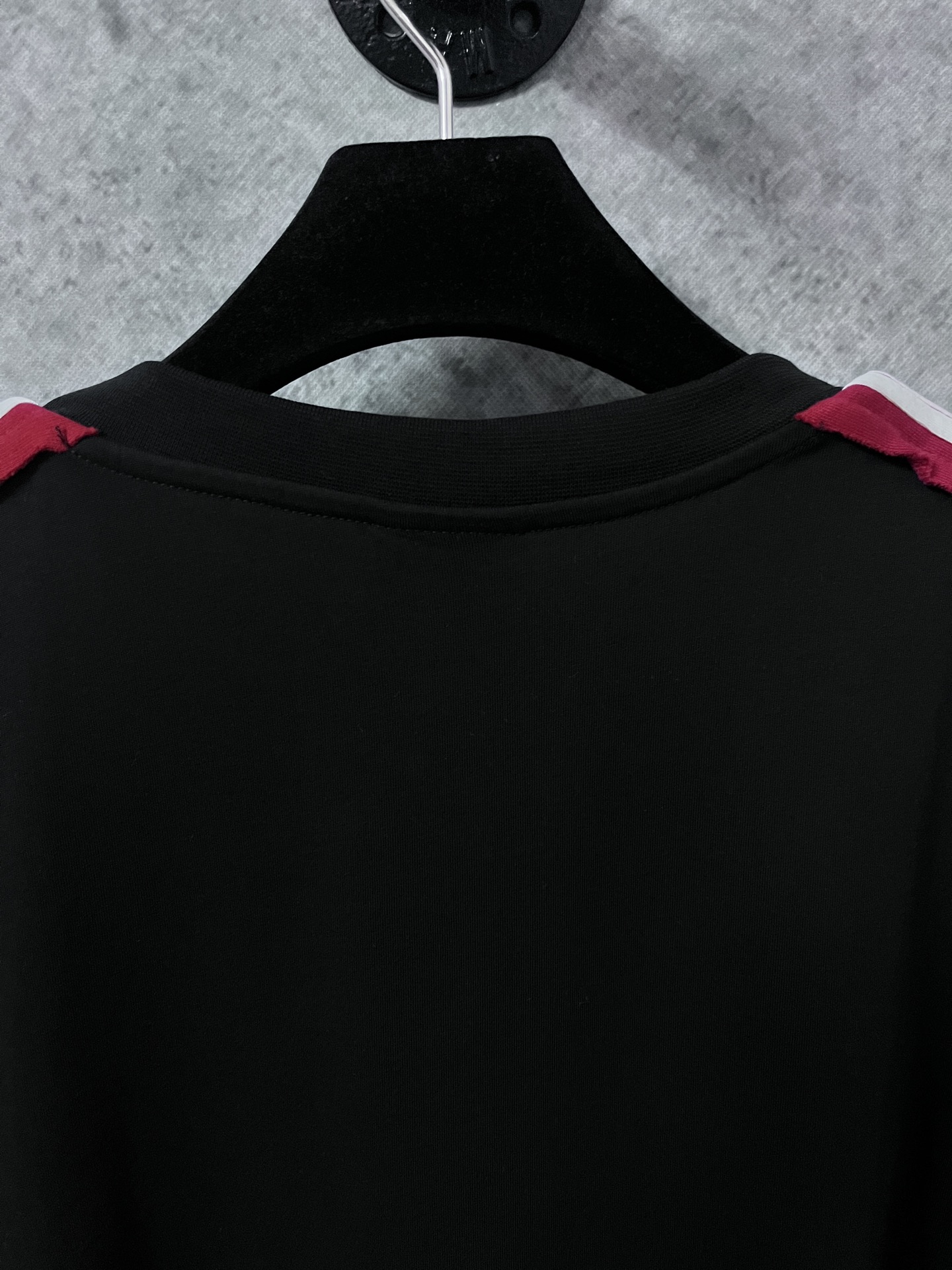 💰P165
原版开发,高品质版本
Balenciaga 巴黎世家 25ss 新款双环拼色条纹短袖T恤
此款采用16支单精梳紧密纺纱 做洗后280克加密平纹布 字母和Logo都是刺绣 对版对色 对版剪裁
定制五金 螺纹 辅料 对版对位 男女同款
-Color: 黑色 灰白
-Size: 1 2 3 4