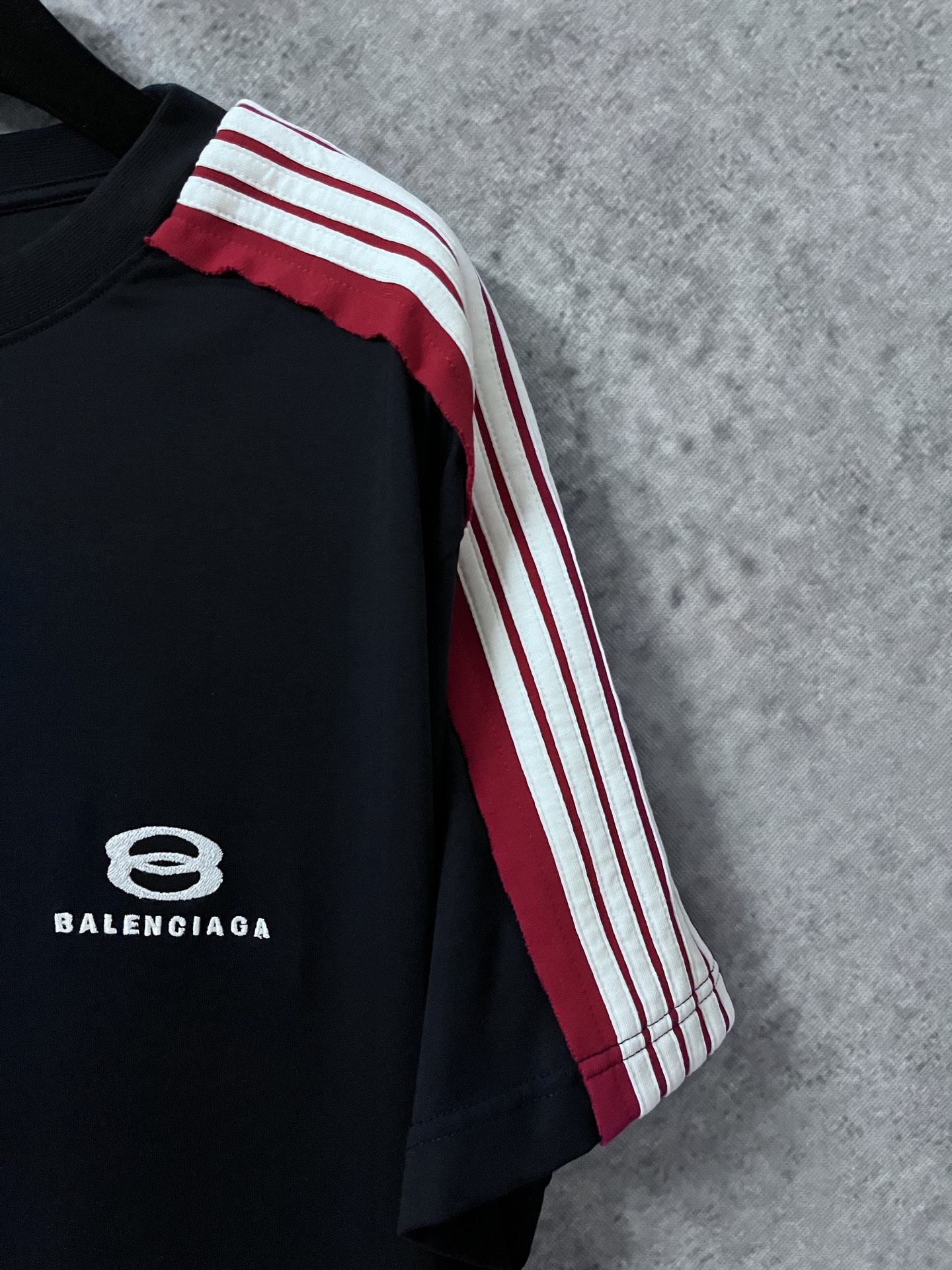 💰P165
原版开发,高品质版本
Balenciaga 巴黎世家 25ss 新款双环拼色条纹短袖T恤
此款采用16支单精梳紧密纺纱 做洗后280克加密平纹布 字母和Logo都是刺绣 对版对色 对版剪裁
定制五金 螺纹 辅料 对版对位 男女同款
-Color: 黑色 灰白
-Size: 1 2 3 4