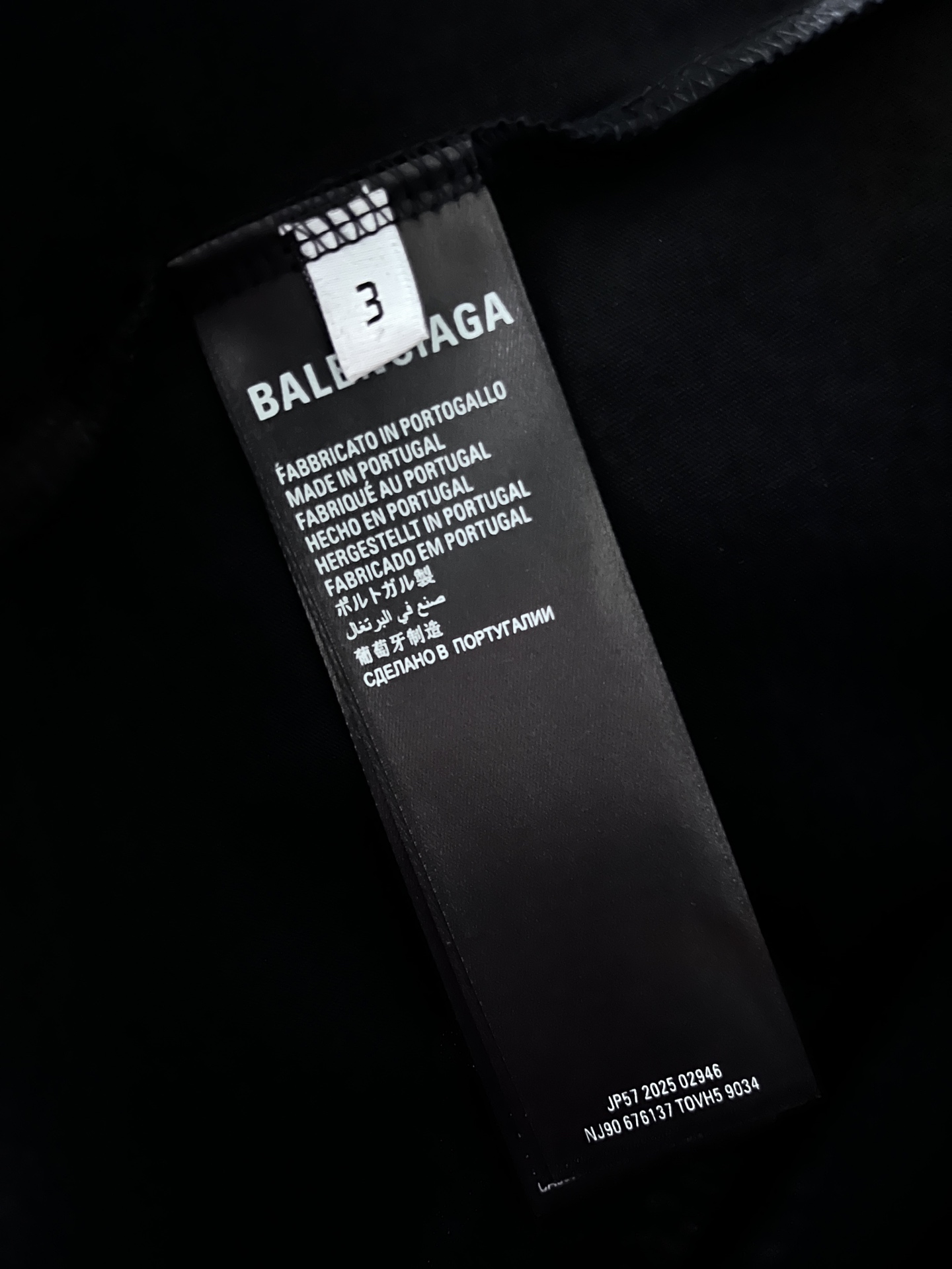 💰P165
原版开发,高品质版本
Balenciaga 巴黎世家 25ss 新款双环拼色条纹短袖T恤
此款采用16支单精梳紧密纺纱 做洗后280克加密平纹布 字母和Logo都是刺绣 对版对色 对版剪裁
定制五金 螺纹 辅料 对版对位 男女同款
-Color: 黑色 灰白
-Size: 1 2 3 4