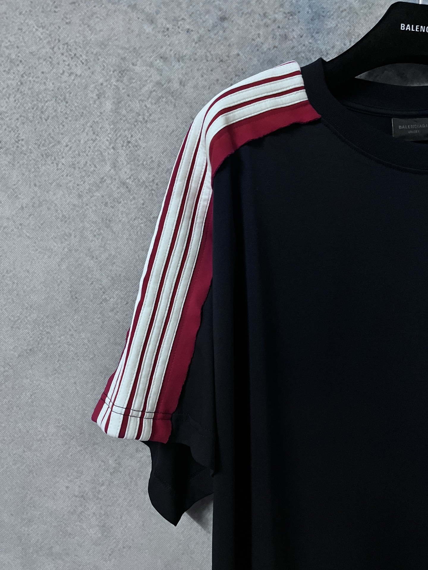 💰P165
原版开发,高品质版本
Balenciaga 巴黎世家 25ss 新款双环拼色条纹短袖T恤
此款采用16支单精梳紧密纺纱 做洗后280克加密平纹布 字母和Logo都是刺绣 对版对色 对版剪裁
定制五金 螺纹 辅料 对版对位 男女同款
-Color: 黑色 灰白
-Size: 1 2 3 4
