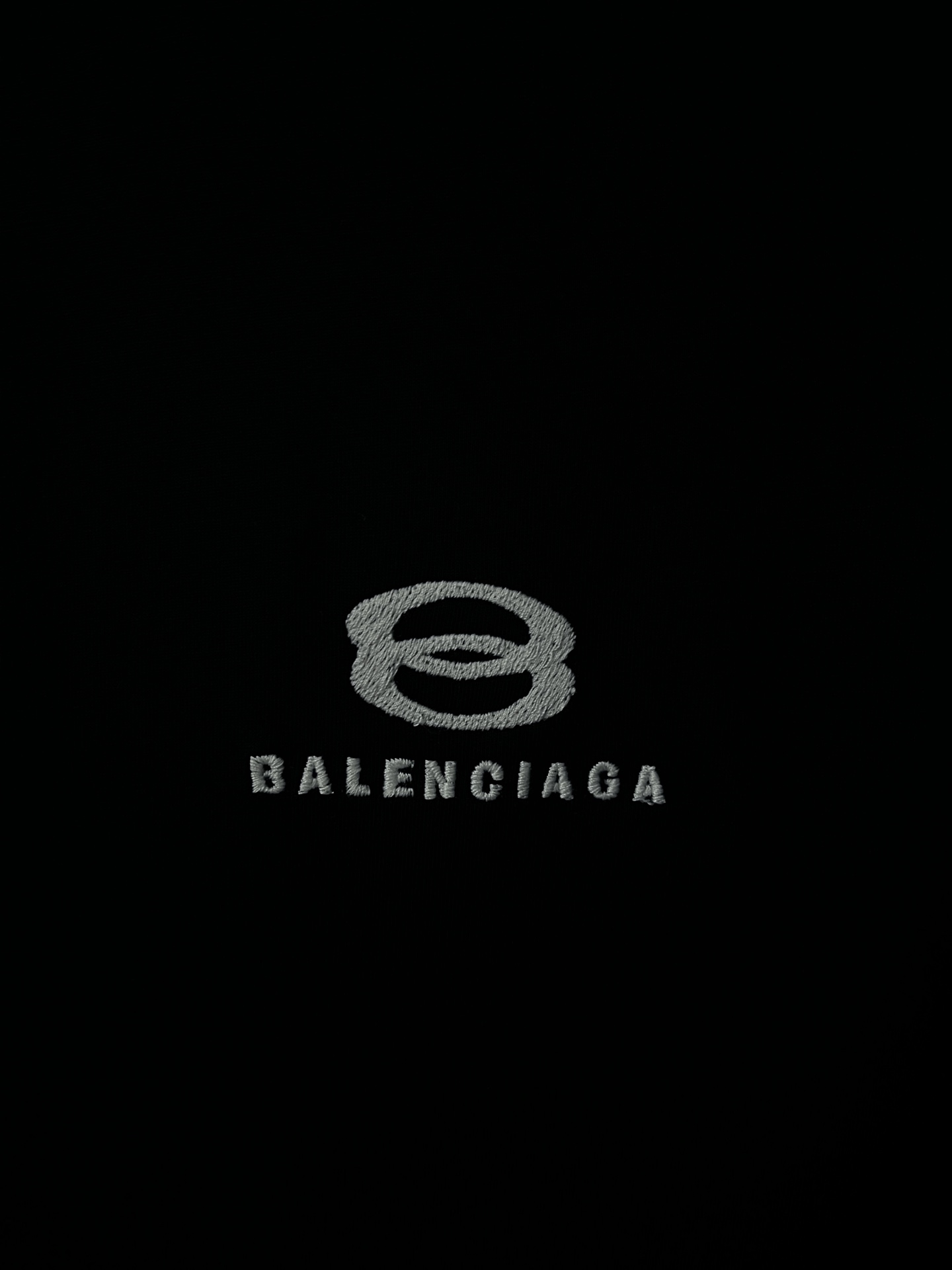 💰P165
原版开发,高品质版本
Balenciaga 巴黎世家 25ss 新款双环拼色条纹短袖T恤
此款采用16支单精梳紧密纺纱 做洗后280克加密平纹布 字母和Logo都是刺绣 对版对色 对版剪裁
定制五金 螺纹 辅料 对版对位 男女同款
-Color: 黑色 灰白
-Size: 1 2 3 4