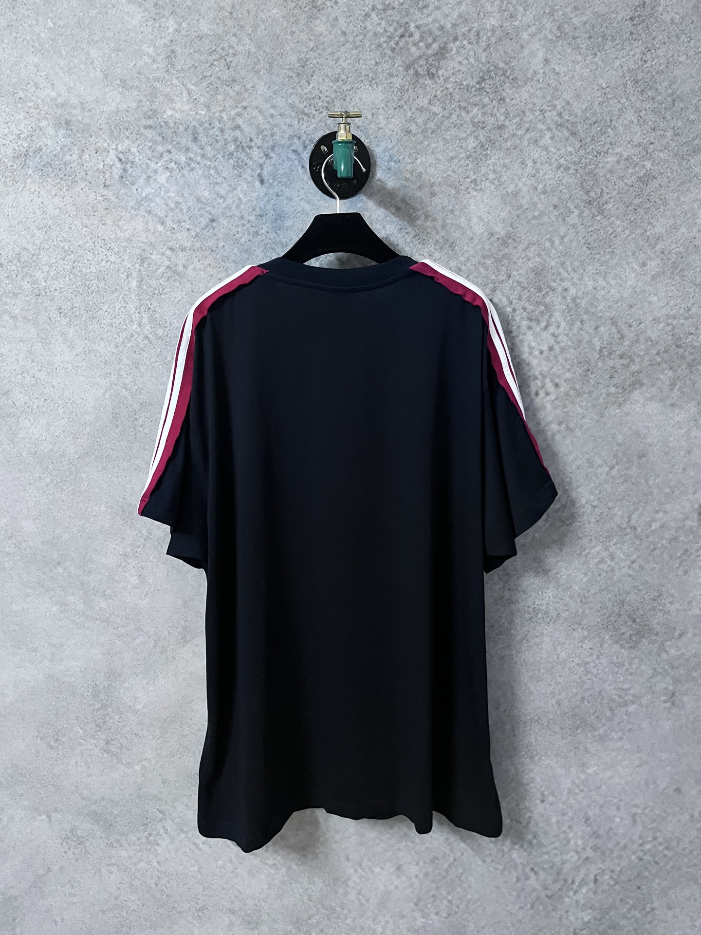 💰P165
原版开发,高品质版本
Balenciaga 巴黎世家 25ss 新款双环拼色条纹短袖T恤
此款采用16支单精梳紧密纺纱 做洗后280克加密平纹布 字母和Logo都是刺绣 对版对色 对版剪裁
定制五金 螺纹 辅料 对版对位 男女同款
-Color: 黑色 灰白
-Size: 1 2 3 4