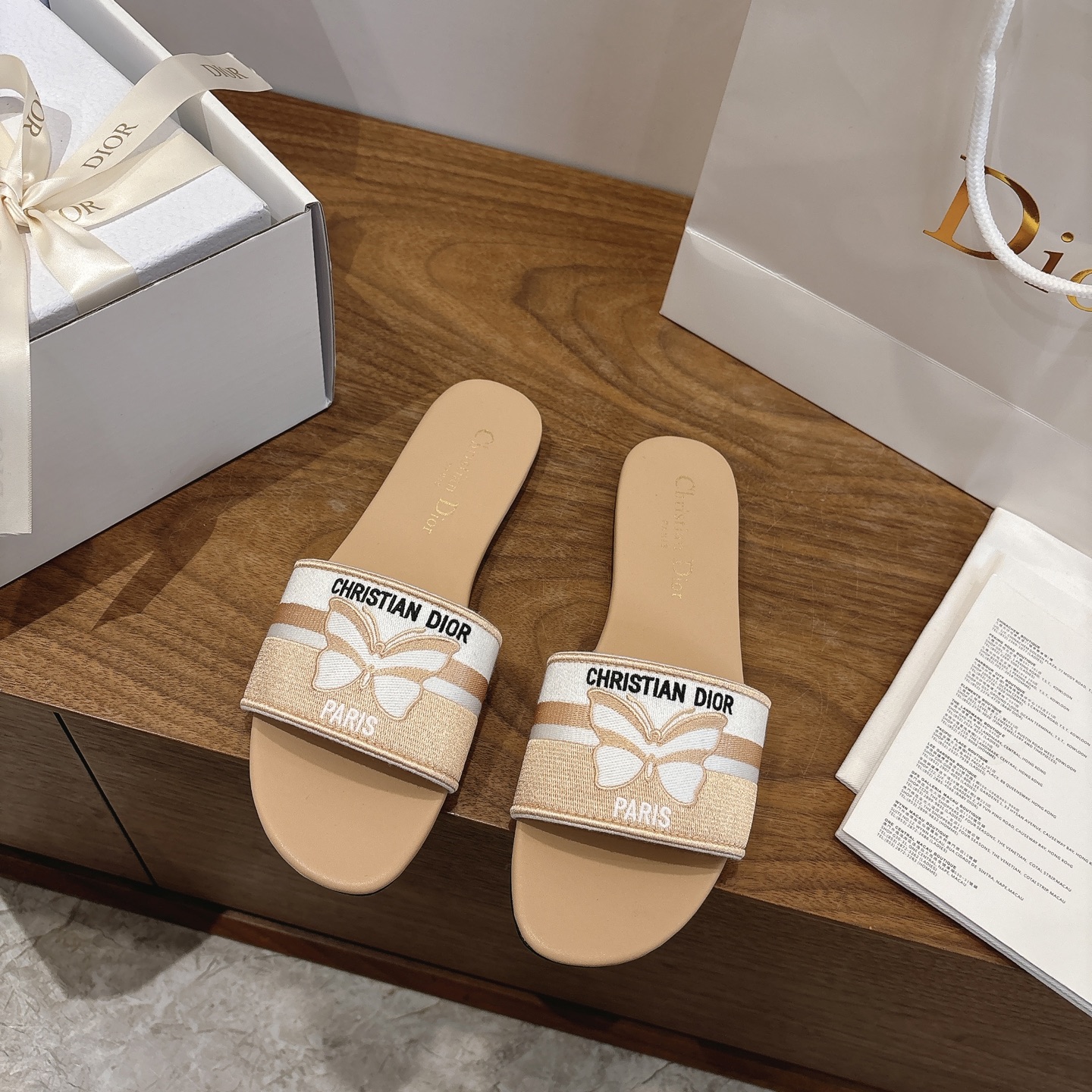 NO:707311,Purchasing agent level!  Dior Dway cotton sandals are a classic item. The black and white cotton embroidered upper is decorated with Christian Dior Papillon patterns, interpreting this season's special theme in a graphic style. The design is simple and can be easily put on and taken off to create a refined casual look. Upper: Original customized computer embroidery Logo!  Lined cowhide, Italian grade A leather outsole!  High flat heel, size 34-43 (34, 40, 41, 42, 43 customized, non-refundable), slippers, dior, dior, slippers, cowhide, Leather soles19860909代购级别！ 迪奥Dway 棉质凉拖是一款经典单品.黑色和白色棉质刺绣鞋面饰以 Christian Dior Papillon 图案,以图形风格演绎本季的特色主 题.设计简约,可轻松穿脱,打造精致的休闲造型. 鞋面:原版定制电脑刺绣Logo！ 内里牛皮 意大利A级真皮大底！ 跟高平跟 码数34-43（34,40,41,42,43定制不退换）,拖鞋,dior,dior,slippers,cowhide,Leather soles,Women's Shoes