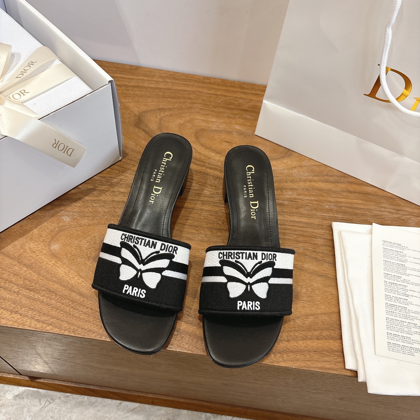 NO:707314,Purchasing agent level!  Dior Dway cotton sandals are a classic item. The black and white cotton embroidered upper is decorated with Christian Dior Papillon patterns, interpreting this season's special theme in a graphic style. The design is simple and can be easily put on and taken off to create a refined casual look. Upper: Original customized computer embroidery Logo!  Lined cowhide, Italian grade A leather outsole!  Heel height 4.5cm, size 34-43 (34, 40, 41, 42, 43 customized, non-refundable), slippers, dior, dior, slippers, cowhide, Leather soles19860909代购级别！ 迪奥Dway 棉质凉拖是一款经典单品.黑色和白色棉质刺绣鞋面饰以 Christian Dior Papillon 图案,以图形风格演绎本季的特色主 题.设计简约,可轻松穿脱,打造精致的休闲造型. 鞋面:原版定制电脑刺绣Logo！ 内里牛皮 意大利A级真皮大底！ 跟高4.5cm 码数34-43（34,40,41,42,43定制不退换）,拖鞋,dior,dior,slippers,cowhide,Leather soles,Women's Shoes