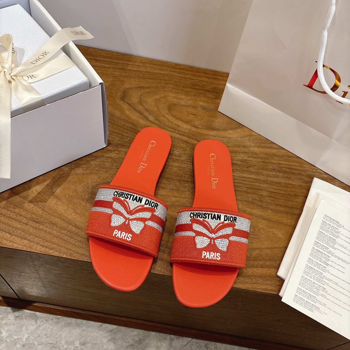 NO:680606,Flat high heel Dior spring and summer new one-slip women's shoes with rhinestone color matching CD letter logo three-dimensional embroidery cylindrical heel sandals Square toe thick heel jelly color open-toe slippers The top version on the market Material: upper original high temperature water-soluble cotton electric embroidery technology silk fabric + water-dyed sheepskin lining + Italian leather outsole Heel height: 4.5CM  size34-43 (34.40.41.42.43 customized, non-refundable and non-exchangeable), slippers, dior, dior, sandals, slippers, sheepskin, real silk, Leather soles19860909平底 高跟 迪奥 Dior 春夏新款一字拖钻面拼色女鞋 CD字母logo立体刺绣圆柱跟凉鞋 方头粗跟果冻色露趾拖鞋 市面顶级版本 材质:鞋面原版一致高温水溶棉质电绣科技真丝面料+水染羊皮内里+意大利真皮大底 跟高:4.5CM size34-43（34.40.41.42.43定做不退不换）,拖鞋,dior,dior,sandals,slippers,sheepskin,real silk,Leather soles,Women's Shoes