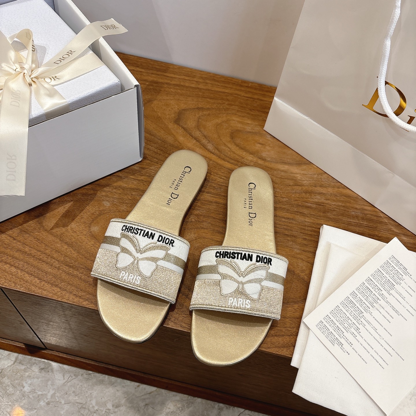 NO:680614,Flat high-heeled Dior spring and summer new word-block color-blocked women's shoes, CD letter logo three-dimensional embroidery cylindrical heel sandals, square-toe thick heel jelly-colored open-toe slippers, the top version on the market. Material: Upper original high-temperature water-soluble cotton electro-embroidery technology silk fabric + water-dyed sheepskin lining + Italian leather outsole Heel height: 4.5CM  size34-43 (34.40.41.42.43 customized, non-refundable and non-exchangeable), slippers, dior, dior, sandals, slippers, sheepskin, real silk, Leather soles19860909平底 高跟 迪奥 Dior 春夏新款一字拖拼色女鞋 CD字母logo立体刺绣圆柱跟凉鞋 方头粗跟果冻色露趾拖鞋 市面顶级版本 材质:鞋面原版一致高温水溶棉质电绣科技真丝面料+水染羊皮内里+意大利真皮大底 跟高:4.5CM size34-43（34.40.41.42.43定做不退不换）,拖鞋,dior,dior,sandals,slippers,sheepskin,real silk,Leather soles,Women's Shoes