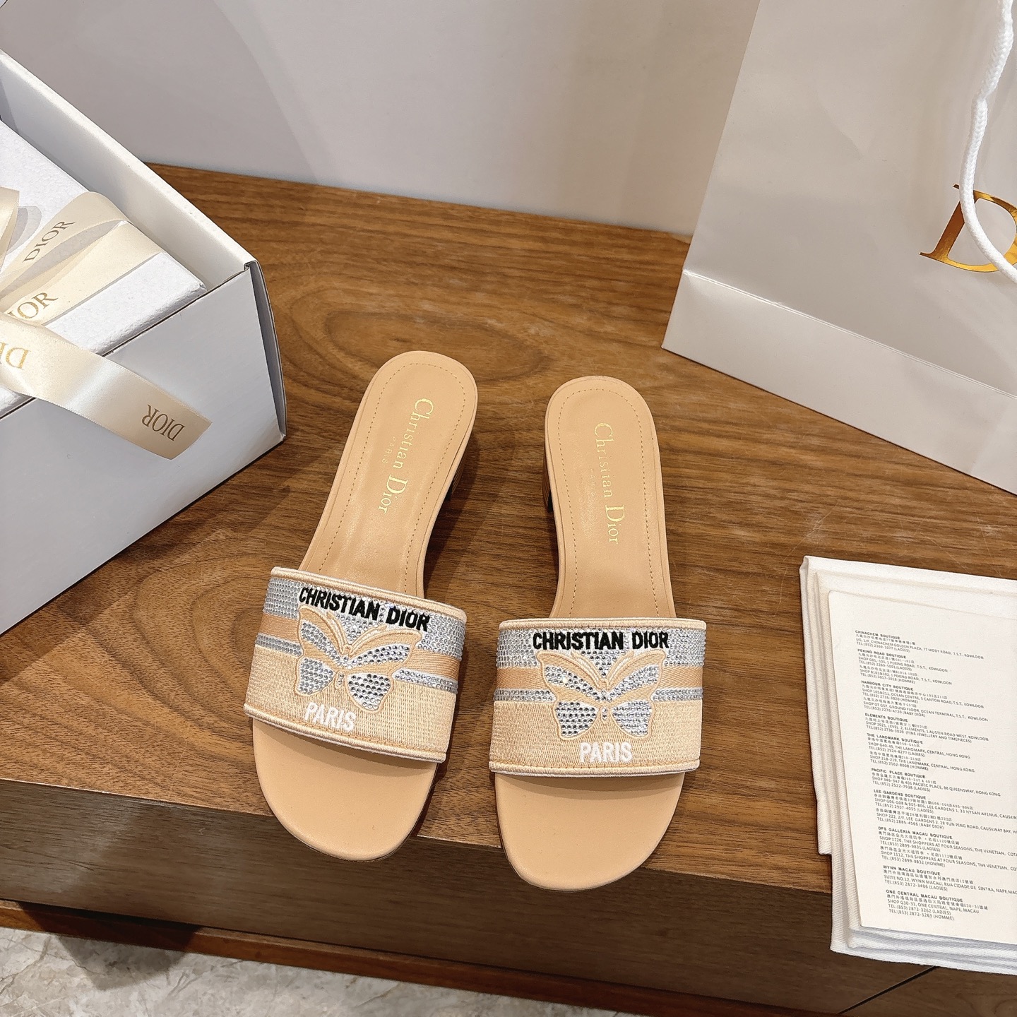 NO:680617,Flat high heel Dior spring and summer new one-slip women's shoes with rhinestone color matching CD letter logo three-dimensional embroidery cylindrical heel sandals Square toe thick heel jelly color open-toe slippers The top version on the market Material: upper original high temperature water-soluble cotton electric embroidery technology silk fabric + water-dyed sheepskin lining + Italian leather outsole Heel height: 4.5CM  size34-43 (34.40.41.42.43 customized, non-refundable and non-exchangeable), slippers, dior, dior, sandals, slippers, sheepskin, real silk, Leather soles19860909平底 高跟 迪奥 Dior 春夏新款一字拖钻面拼色女鞋 CD字母logo立体刺绣圆柱跟凉鞋 方头粗跟果冻色露趾拖鞋 市面顶级版本 材质:鞋面原版一致高温水溶棉质电绣科技真丝面料+水染羊皮内里+意大利真皮大底 跟高:4.5CM size34-43（34.40.41.42.43定做不退不换）,拖鞋,dior,dior,sandals,slippers,sheepskin,real silk,Leather soles,Women's Shoes