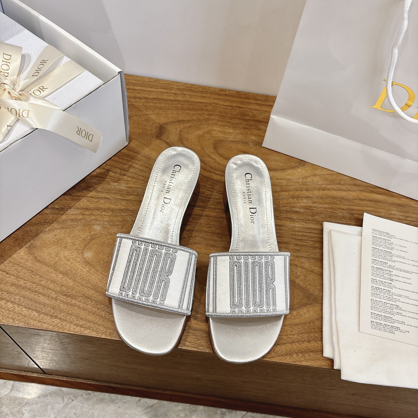 NO:707317,Purchasing agent level!  Classic Dior logo computer-embroidered canvas square-heeled slippers, a high-quality and glamorous masterpiece. The most popular spring and summer series at Dior counters. It has both temperament and fashion. The classic and attractive square heel and round toe design style is particularly beautiful on the feet!  Reproduction of the original version!  Upper: Original customized canvas computer embroidered logo!  Inner lining/feet: original custom imported washed cowhide leather lining!  Italian grade A leather outsole!  Heel height 4.5cm, size 34-43 (34, 40, 41, 42, 43 customized, non-refundable), slippers, dior, dior, slippers, cowhide, Leather soles19860909代购级别！ 经典迪奥logo电脑绣帆布方跟拖鞋,上乘美艳力作 dior专柜最火春夏系列 兼备气质 时尚 经典耐看的方跟、圆头设计风格 上脚效果特别美！原版复刻制作！ 鞋面:原版定制帆布电脑刺绣Logo！ 内里/垫脚:原版定制进口水洗牛皮皮里 ！ 意大利A级真皮大底！ 跟高4.5cm 码数34-43（34,40,41,42,43定制不退换）,拖鞋,dior,dior,slippers,cowhide,Leather soles,Women's Shoes