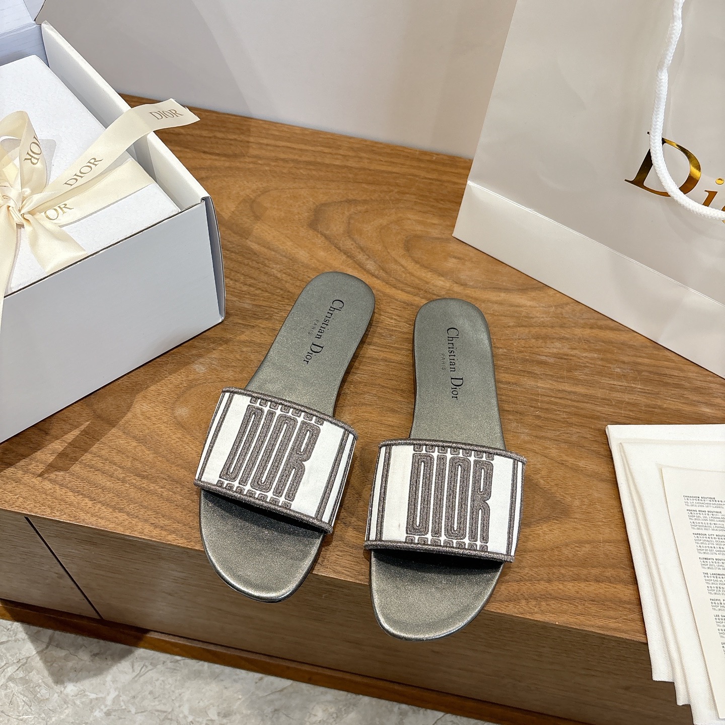 NO:707319,Purchasing agent level!  Dior logo computer embroidered canvas flat slippers are classic, high-quality and glamorous masterpieces. The most popular spring and summer series at Dior counters are both temperament, fashion, classic and attractive design style, and the effect on the feet is particularly beautiful!  Reproduction of the original version!  Upper: Original customized canvas computer embroidered logo!  Inner lining/feet: original custom imported washed cowhide leather lining!  Italian grade A leather outsole!  Size 34-43 (34, 40, 41, 42, 43 customization is not returnable), slippers, dior, dior, slippers, cowhide, Leather soles19860909代购级别！ 迪奥logo电脑绣帆布平底拖鞋经典上乘美艳力作 dior专柜最火春夏系列 兼备气质 时尚 经典耐看的设计风格 上脚效果特别美！原版复刻制作！ 鞋面:原版定制帆布电脑刺绣Logo！ 内里/垫脚:原版定制进口水洗牛皮皮里 ！ 意大利A级真皮大底！ 码数34-43（34,40,41,42,43定制不退换）,拖鞋,dior,dior,slippers,cowhide,Leather soles,Women's Shoes