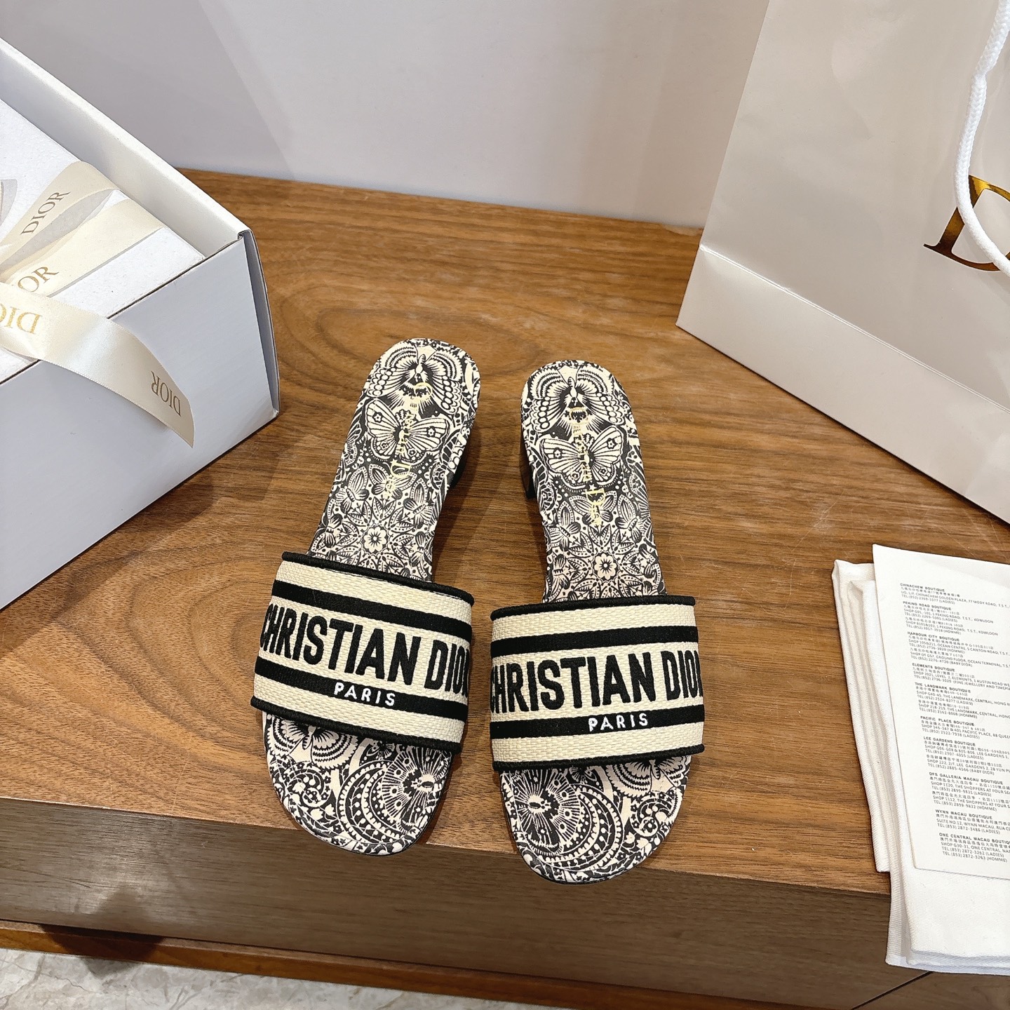 NO:680620,Flat high heel Dior spring and summer new one-piece slip-on color-blocked women's shoes CD letter logo three-dimensional embroidery Square toe thick heel jelly-colored open-toe slippers The top version on the market Material: upper original high-temperature water-soluble cotton electric embroidery technology silk fabric + water-dyed sheepskin lining + Italian leather outsole Heel height: 4.5CM  size34-43 (34.40.41.42.43 customized, non-refundable and non-exchangeable), slippers, dior, dior, slippers, sheepskin, real silk, Leather soles19860909平底 高跟 迪奥 Dior 春夏新款一字拖拼色女鞋 CD字母logo立体刺绣 方头粗跟果冻色露趾拖鞋 市面顶级版本 材质:鞋面原版一致高温水溶棉质电绣科技真丝面料+水染羊皮内里+意大利真皮大底 跟高:4.5CM size34-43（34.40.41.42.43定做不退不换）,拖鞋,dior,dior,slippers,sheepskin,real silk,Leather soles,Women's Shoes