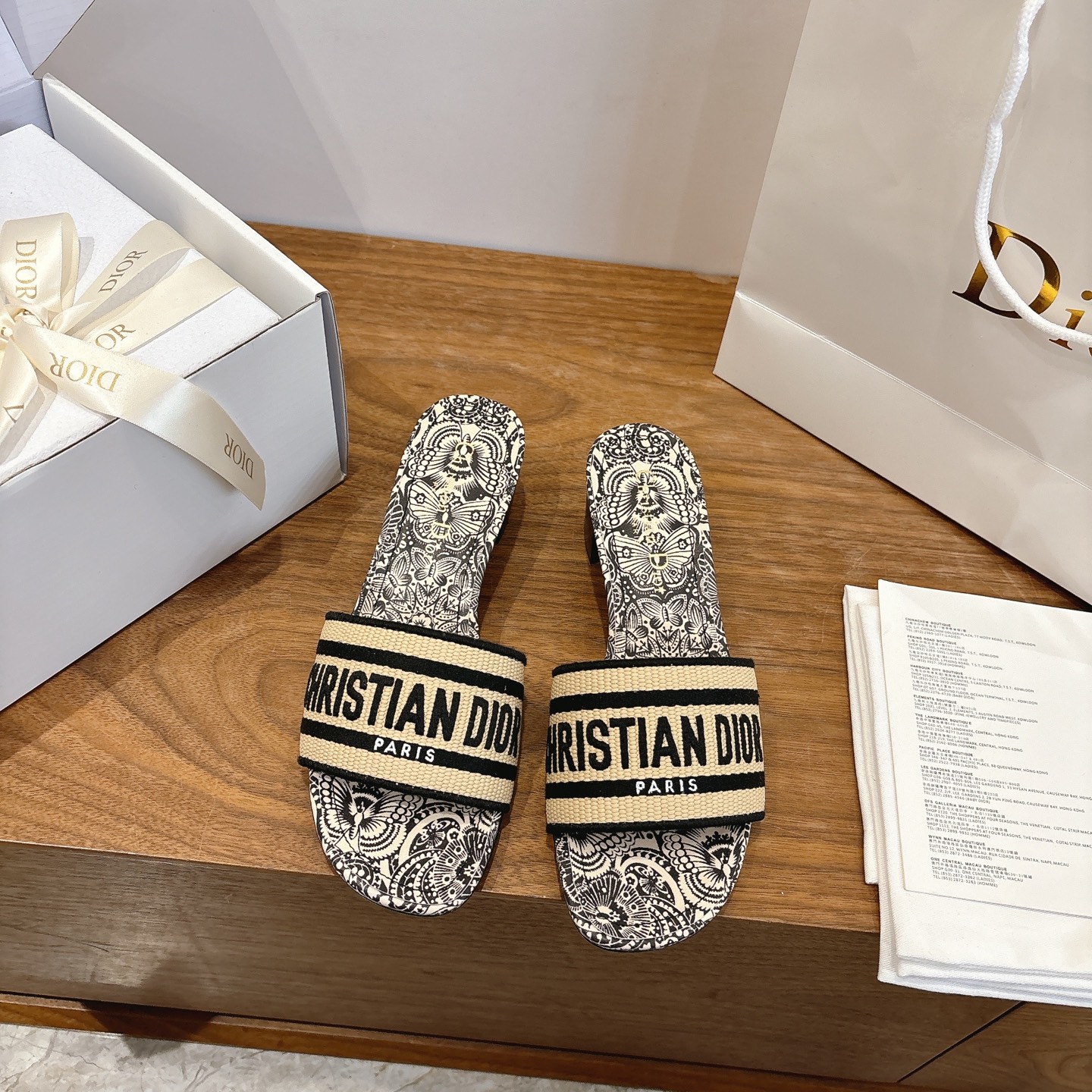 NO:680625,Flat high-heeled Dior spring and summer new one-piece color-blocked women's shoes CD letter logo three-dimensional embroidery Square-toe thick heel jelly-colored open-toe slippers The top version on the market Material: Original upper with high-temperature water-soluble cotton electro-embroidery technology imported PP grass fabric + water-dyed sheepskin lining + Italian leather outsole Heel height: 4.5CM  size34-43 (34.40.41.42.43 customized, non-refundable and non-exchangeable), slippers, dior, dior, slippers, sheepskin, Leather soles19860909平底 高跟 迪奥 Dior 春夏新款一字拖拼色女鞋 CD字母logo立体刺绣 方头粗跟果冻色露趾拖鞋 市面顶级版本 材质:鞋面原版一致高温水溶棉质电绣科技进口PP草面料+水染羊皮内里+意大利真皮大底 跟高:4.5CM size34-43（34.40.41.42.43定做不退不换）,拖鞋,dior,dior,slippers,sheepskin,Leather soles,Women's Shoes