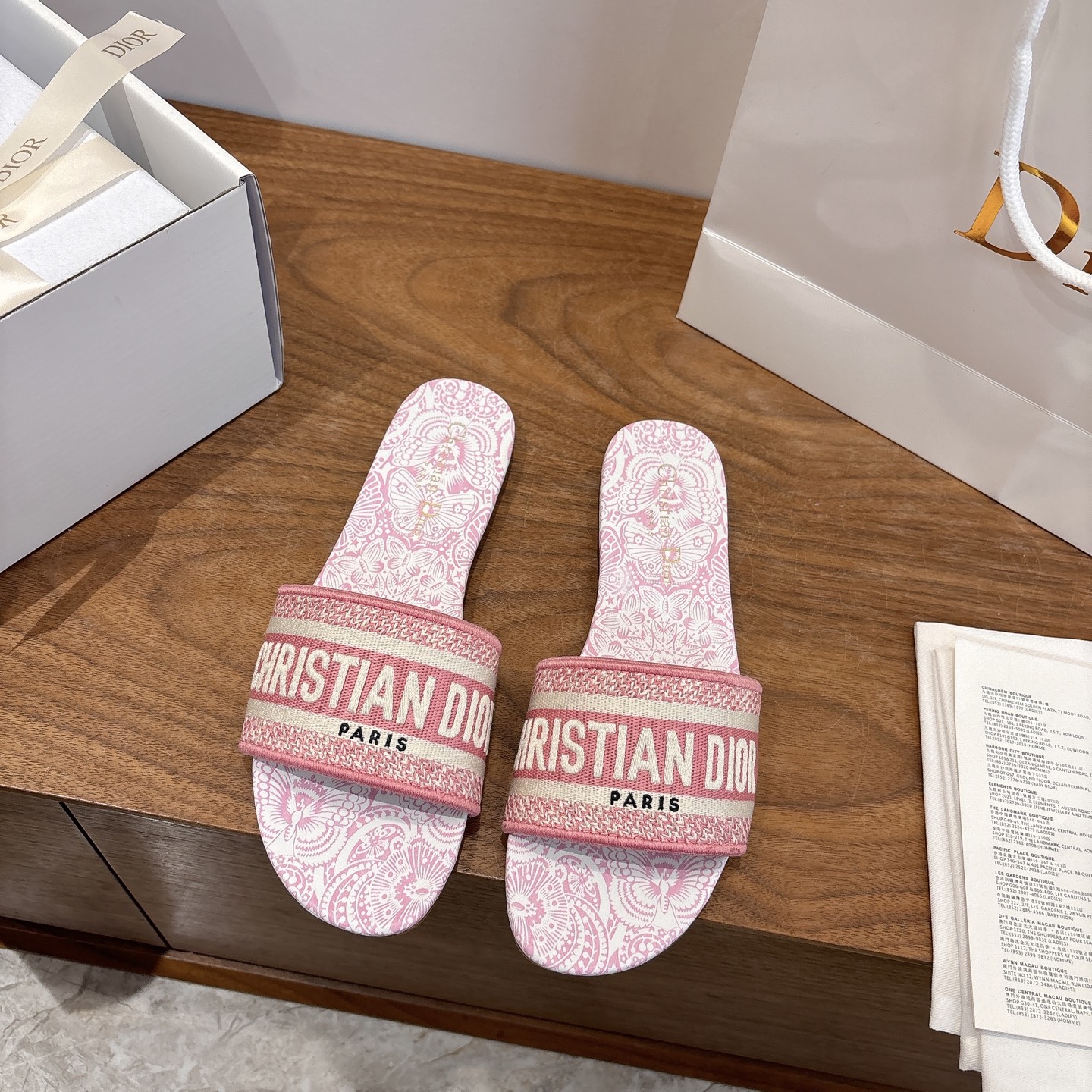 NO:680632,Flat high heel Dior spring and summer new one-piece slip-on color-blocked women's shoes CD letter logo three-dimensional embroidery Square toe thick heel jelly-colored open-toe slippers The top version on the market Material: upper original high-temperature water-soluble cotton electric embroidery technology silk fabric + water-dyed sheepskin lining + Italian leather outsole Heel height: 4.5CM  size34-43 (34.40.41.42.43 customized, non-refundable and non-exchangeable), slippers, dior, dior, slippers, sheepskin, real silk, Leather soles19860909平底 高跟 迪奥 Dior 春夏新款一字拖拼色女鞋 CD字母logo立体刺绣 方头粗跟果冻色露趾拖鞋 市面顶级版本 材质:鞋面原版一致高温水溶棉质电绣科技真丝面料+水染羊皮内里+意大利真皮大底 跟高:4.5CM size34-43（34.40.41.42.43定做不退不换）,拖鞋,dior,dior,slippers,sheepskin,real silk,Leather soles,Women's Shoes