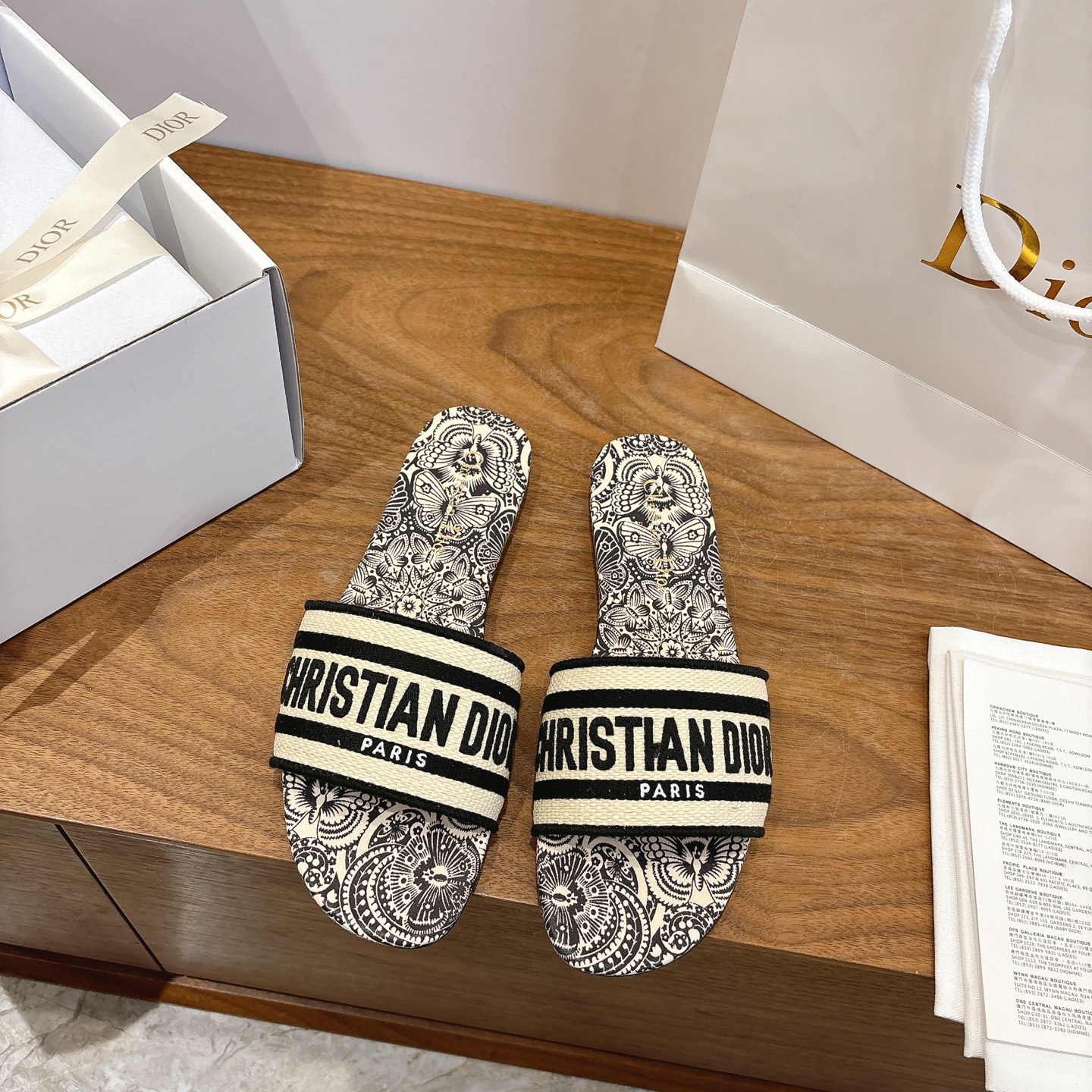 NO:680635,Flat high-heeled Dior spring and summer new word-block color-blocked women's shoes CD letter logo three-dimensional embroidery Square-toe thick heel jelly-colored open-toe slippers The top version on the market Material: upper original high-temperature water-soluble cotton electro-embroidery imported PP grass fabric + water-dyed sheepskin lining + Italian leather outsole Heel height: 4.5CM  size34-43 (34.40.41.42.43 customized, non-refundable and non-exchangeable), slippers, dior, dior, slippers, sheepskin, Leather soles19860909平底 高跟 迪奥 Dior 春夏新款一字拖拼色女鞋 CD字母logo立体刺绣 方头粗跟果冻色露趾拖鞋 市面顶级版本 材质:鞋面原版一致高温水溶棉质电绣进口PP草面料+水染羊皮内里+意大利真皮大底 跟高:4.5CM size34-43（34.40.41.42.43定做不退不换）,拖鞋,dior,dior,slippers,sheepskin,Leather soles,Women's Shoes