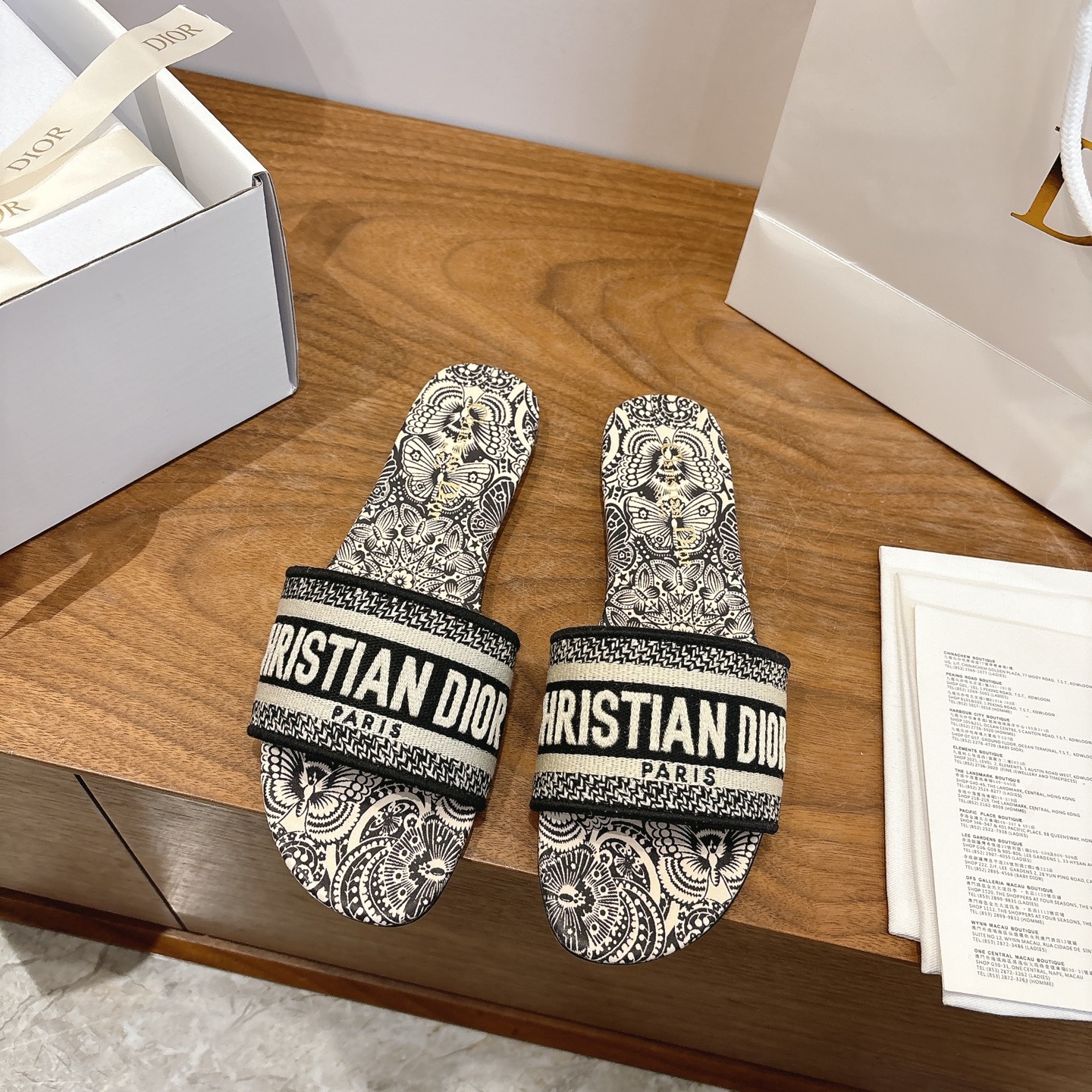 NO:707321,Purchasing agent level!  Dior logo computer embroidered canvas flat slippers are classic, high-quality and glamorous masterpieces. The most popular spring and summer series at Dior counters are both temperament, fashion, classic and attractive design style, and the effect on the feet is particularly beautiful!  Reproduction of the original version!  Upper: Original customized canvas computer embroidered logo!  Inner lining/feet: original custom imported washed cowhide leather lining!  Italian grade A leather outsole!  Size 34-43 (34, 40, 41, 42, 43 customization is not returnable), slippers, dior, dior, slippers, cowhide, Leather soles19860909代购级别！ 迪奥logo电脑绣帆布平底拖鞋经典上乘美艳力作 dior专柜最火春夏系列 兼备气质 时尚 经典耐看的设计风格 上脚效果特别美！原版复刻制作！ 鞋面:原版定制帆布电脑刺绣Logo！ 内里/垫脚:原版定制进口水洗牛皮皮里 ！ 意大利A级真皮大底！ 码数34-43（34,40,41,42,43定制不退换）,拖鞋,dior,dior,slippers,cowhide,Leather soles,Women's Shoes