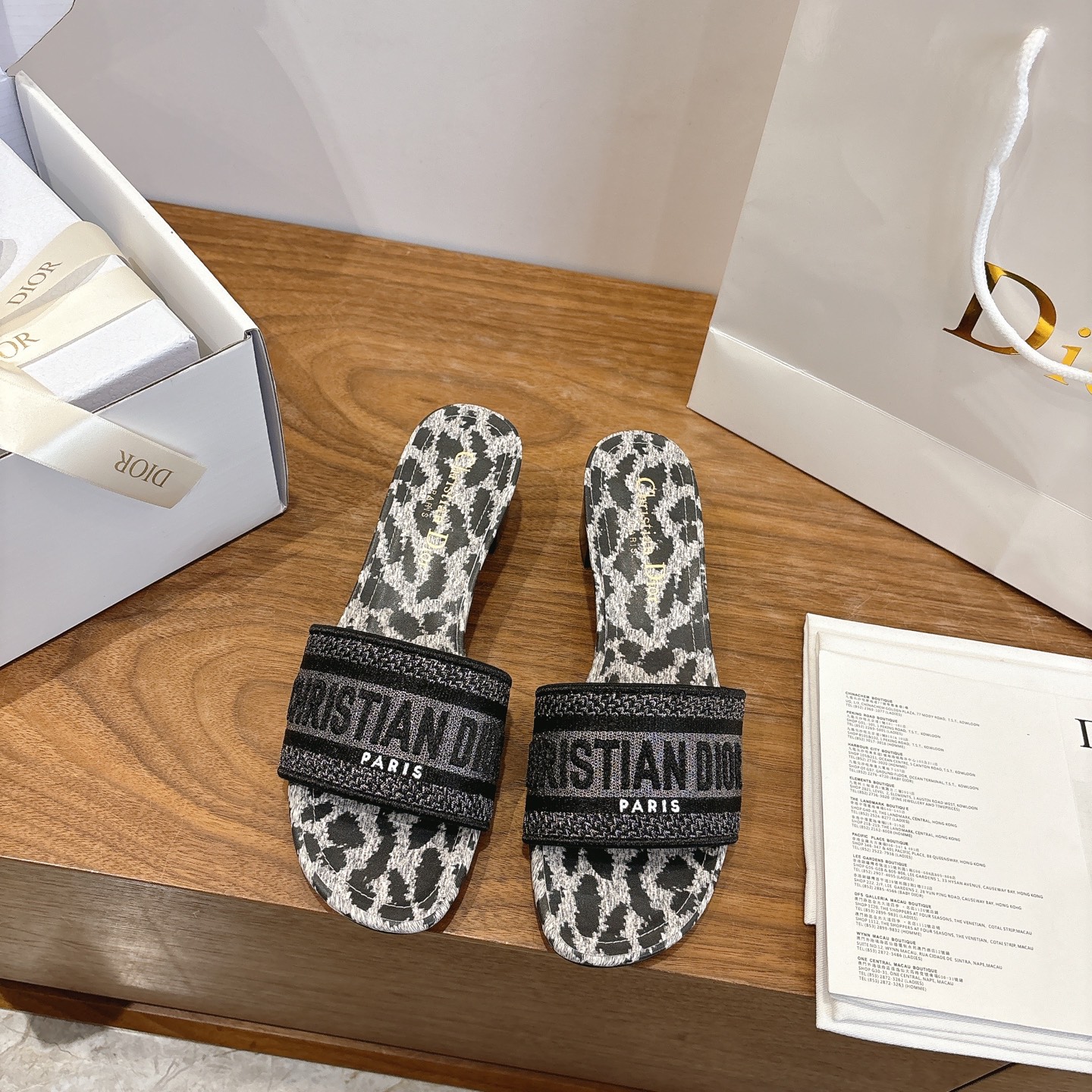 NO:707323,Purchasing agent level!  Classic Dior logo computer-embroidered canvas square-heeled slippers, a high-quality and glamorous masterpiece. The most popular spring and summer series at Dior counters. It has both temperament and fashion. The classic and attractive square heel and round toe design style is particularly beautiful on the feet!  Reproduction of the original version!  Upper: Original customized canvas computer embroidered logo!  Inner lining/feet: original custom imported washed cowhide leather lining!  Italian grade A leather outsole!  Heel height 4.5cm, size 34-43 (34, 40, 41, 42, 43 customized, non-refundable), slippers, dior, dior, slippers, cowhide, Leather soles19860909代购级别！ 经典迪奥logo电脑绣帆布方跟拖鞋,上乘美艳力作 dior专柜最火春夏系列 兼备气质 时尚 经典耐看的方跟、圆头设计风格 上脚效果特别美！原版复刻制作！ 鞋面:原版定制帆布电脑刺绣Logo！ 内里/垫脚:原版定制进口水洗牛皮皮里 ！ 意大利A级真皮大底！ 跟高4.5cm 码数34-43（34,40,41,42,43定制不退换）,拖鞋,dior,dior,slippers,cowhide,Leather soles,Women's Shoes