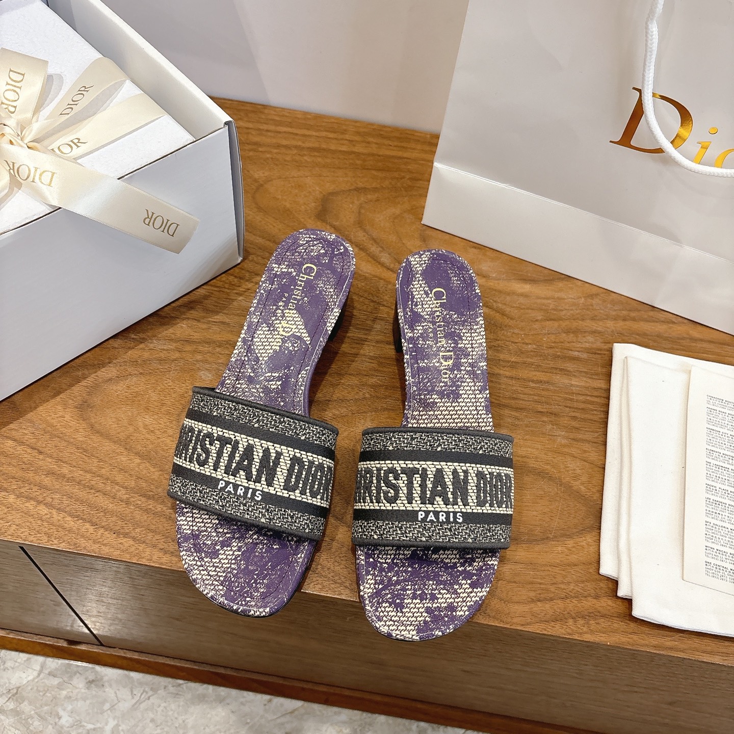 NO:707327,Purchasing agent level!  Classic Dior logo computer-embroidered canvas square-heeled slippers, a high-quality and glamorous masterpiece. The most popular spring and summer series at Dior counters. It has both temperament and fashion. The classic and attractive square heel and round toe design style is particularly beautiful on the feet!  Reproduction of the original version!  Upper: Original customized canvas computer embroidered logo!  Inner lining/feet: original custom imported washed cowhide leather lining!  Italian grade A leather outsole!  Heel height 4.5cm, size 34-43 (34, 40, 41, 42, 43 customized, non-refundable), slippers, dior, dior, slippers, cowhide, Leather soles19860909代购级别！ 经典迪奥logo电脑绣帆布方跟拖鞋,上乘美艳力作 dior专柜最火春夏系列 兼备气质 时尚 经典耐看的方跟、圆头设计风格 上脚效果特别美！原版复刻制作！ 鞋面:原版定制帆布电脑刺绣Logo！ 内里/垫脚:原版定制进口水洗牛皮皮里 ！ 意大利A级真皮大底！ 跟高4.5cm 码数34-43（34,40,41,42,43定制不退换）,拖鞋,dior,dior,slippers,cowhide,Leather soles,Women's Shoes