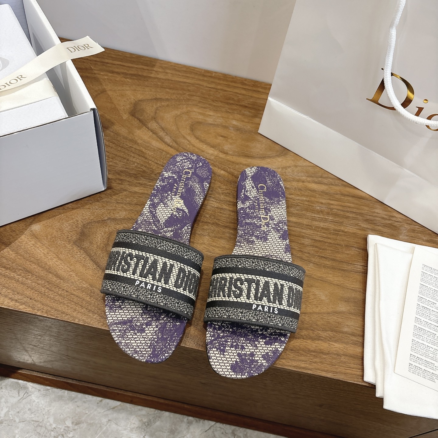 NO:680594,Flat high heel Dior spring and summer new one-piece slip-on color-blocked women's shoes CD letter logo three-dimensional embroidery Square toe thick heel jelly-colored open-toe slippers The top version on the market Material: upper original high-temperature water-soluble cotton electric embroidery technology silk fabric + water-dyed sheepskin lining + Italian leather outsole Heel height: 4.5CM  size34-43 (34.40.41.42.43 customized, non-refundable and non-exchangeable), slippers, dior, dior, slippers, sheepskin, real silk, Leather soles19860909平底 高跟 迪奥 Dior 春夏新款一字拖拼色女鞋 CD字母logo立体刺绣 方头粗跟果冻色露趾拖鞋 市面顶级版本 材质:鞋面原版一致高温水溶棉质电绣科技真丝面料+水染羊皮内里+意大利真皮大底 跟高:4.5CM size34-43（34.40.41.42.43定做不退不换）,拖鞋,dior,dior,slippers,sheepskin,real silk,Leather soles,Women's Shoes