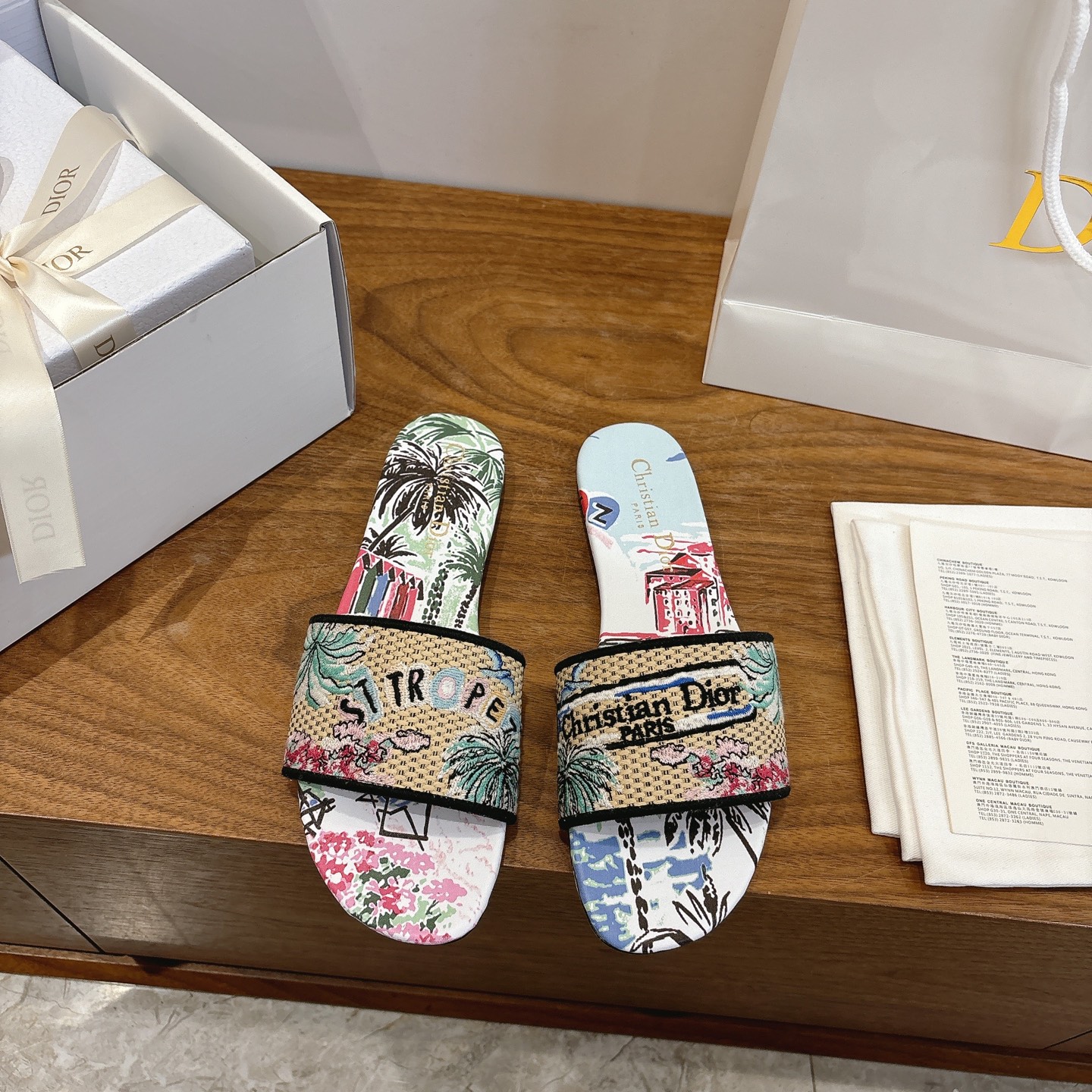 NO:707329,Purchasing agent level!  『New Color』Dior Dway cotton sandals are from the Dior Souvenir limited series, decorated with multi-color Dior Souvenir patterns, using colorful colors to highlight the distinctive characteristics of the place, vividly showing the style of Dior's cherished destinations. The natural raffia effect fabric and cotton upper are decorated with Christian Dior logo embroidery, which is more sophisticated. Can be worn with other Dior Souvenir items to create a matching look. Main body cotton lining sheep leather  Outsole Italian leather outsole, high flat heel, size 34-43 (34.41.42, 43 customized, non-refundable and non-exchangeable), slippers, dior, dior, slippers, sheepskin, Leather soles19860909代购级别！ 『 新配色 』迪奥Dway 棉质凉拖来自 Dior Souvenir 限定系列,饰以多色Dior Souvenir 图案,运用缤纷色彩突显当地的鲜明特色,生动展现 Dior 珍视目的地的风采.自然色酒椰草效果面料和棉质鞋面饰以 Christian Dior 标志刺绣,更显精致.可与其他 DiorSouvenir 单品搭配穿着,打造配套造型. 主体棉 里料羊皮革 大底意大利真皮大底 跟高平底 码数34-43（34.41.42,43定制不退不换）,拖鞋,dior,dior,slippers,sheepskin,Leather soles,Women's Shoes