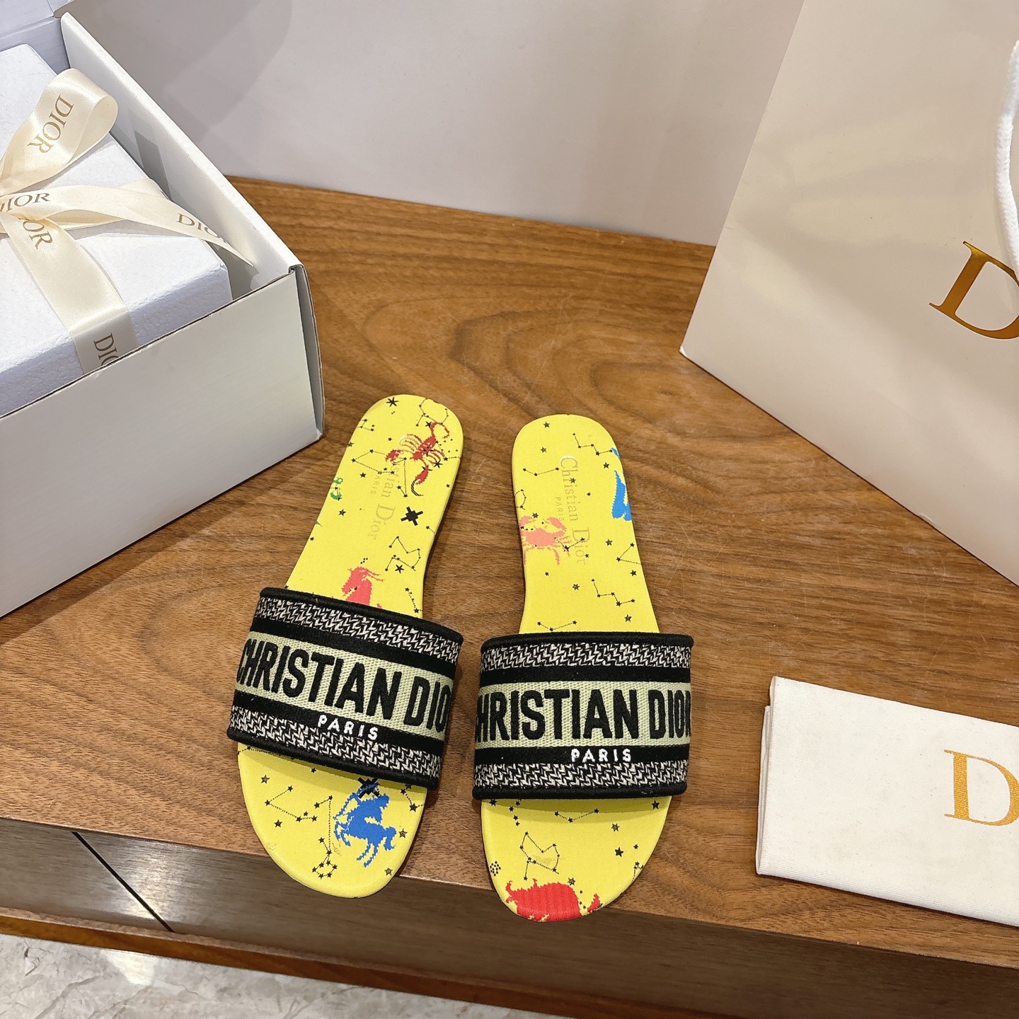 NO:707334,Purchasing agent level!  Dior logo computer embroidered canvas flat slippers are classic, high-quality and glamorous masterpieces. The most popular spring and summer series at Dior counters are both temperament, fashion, classic and attractive design style, and the effect on the feet is particularly beautiful!  Reproduction of the original version!  Upper: Original customized canvas computer embroidered logo!  Inner lining/feet: original custom imported washed cowhide leather lining!  Italian grade A leather outsole!  Size 34-43 (34, 40, 41, 42, 43 customization is not returnable), slippers, dior, dior, slippers, cowhide, Leather soles19860909代购级别！ 迪奥logo电脑绣帆布平底拖鞋经典上乘美艳力作 dior专柜最火春夏系列 兼备气质 时尚 经典耐看的设计风格 上脚效果特别美！原版复刻制作！ 鞋面:原版定制帆布电脑刺绣Logo！ 内里/垫脚:原版定制进口水洗牛皮皮里 ！ 意大利A级真皮大底！ 码数34-43（34,40,41,42,43定制不退换）,拖鞋,dior,dior,slippers,cowhide,Leather soles,Women's Shoes