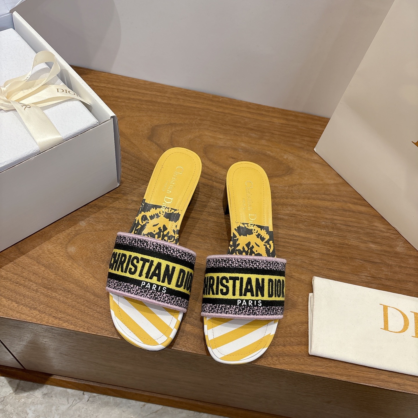 NO:680597,Flat-soled high-heeled Dior spring and summer new word-block color-blocked women's shoes CD letter logo three-dimensional embroidery Square-toe thick heel jelly-colored open-toed slippers The top version on the market Material: Upper original high-temperature water-soluble cotton electro-embroidered technical silk fabric + water-dyed sheepskin lining + Italian leather outsole Packaging Each pair of shoes comes with an airplane box Heel height: 4.5CM  size34-43 (34.40.41.42.43 customized, non-refundable and non-exchangeable), slippers, dior, dior, slippers, sheepskin, real silk, Leather soles19860909平底 高跟 迪奥 Dior 春夏新款一字拖拼色女鞋 CD字母logo立体刺绣 方头粗跟果冻色露趾拖鞋 市面顶级版本 材质:鞋面原版一致高温水溶棉质电绣科技真丝面料+水染羊皮内里+意大利真皮大底 包装每对鞋配飞机盒 跟高:4.5CM size34-43（34.40.41.42.43定做不退不换）,拖鞋,dior,dior,slippers,sheepskin,real silk,Leather soles,Women's Shoes