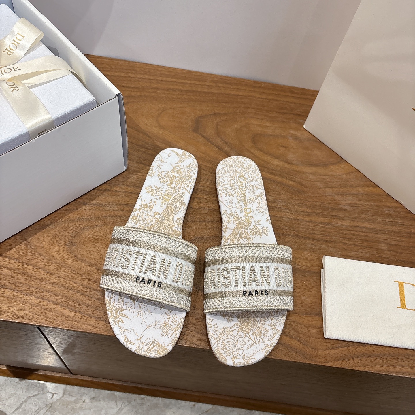 NO:707308,Purchasing agent level!  Dior logo computer embroidered canvas flat slippers are classic, high-quality and glamorous masterpieces. The most popular spring and summer series at Dior counters are both temperament, fashion, classic and attractive design style, and the effect on the feet is particularly beautiful!  Reproduction of the original version!  Upper: Original customized canvas computer embroidered logo!  Inner lining/feet: original custom imported washed cowhide leather lining!  Italian grade A leather outsole!  Size 34-43 (34, 40, 41, 42, 43 customization is not returnable), slippers, dior, dior, slippers, cowhide, Leather soles19860909代购级别！ 迪奥logo电脑绣帆布平底拖鞋经典上乘美艳力作 dior专柜最火春夏系列 兼备气质 时尚 经典耐看的设计风格 上脚效果特别美！原版复刻制作！ 鞋面:原版定制帆布电脑刺绣Logo！ 内里/垫脚:原版定制进口水洗牛皮皮里 ！ 意大利A级真皮大底！ 码数34-43（34,40,41,42,43定制不退换）,拖鞋,dior,dior,slippers,cowhide,Leather soles,Women's Shoes