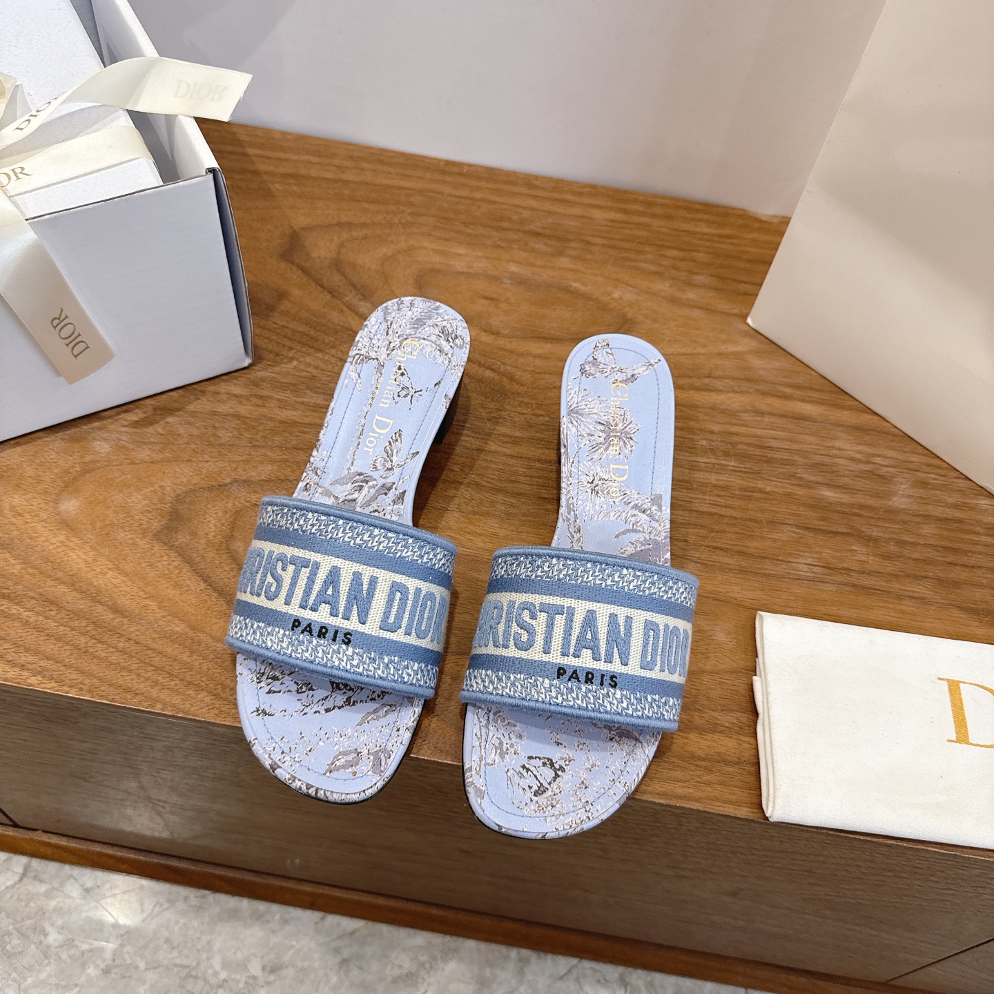 NO:747257,Purchasing agent level!  Classic Dior logo computer-embroidered canvas square-heeled slippers, a high-quality and glamorous masterpiece. The most popular spring and summer series at Dior counters. It has both temperament and fashion. The classic and attractive square heel and round toe design style is particularly beautiful on the feet!  Reproduction of the original version!  Upper: Original customized canvas computer embroidered logo!  Inner lining/feet: original custom imported washed cowhide leather lining!  Italian grade A leather outsole!  Heel height 4.5cm, size 34-43 (34, 40, 41, 42, 43 customized, non-refundable), slippers, dior, dior, slippers, cowhide, Leather soles19860909代购级别！ 经典迪奥logo电脑绣帆布方跟拖鞋,上乘美艳力作 dior专柜最火春夏系列 兼备气质 时尚 经典耐看的方跟、圆头设计风格 上脚效果特别美！原版复刻制作！ 鞋面:原版定制帆布电脑刺绣Logo！ 内里/垫脚:原版定制进口水洗牛皮皮里 ！ 意大利A级真皮大底！ 跟高4.5cm 码数34-43（34,40,41,42,43定制不退换）,拖鞋,dior,dior,slippers,cowhide,Leather soles,Women's Shoes