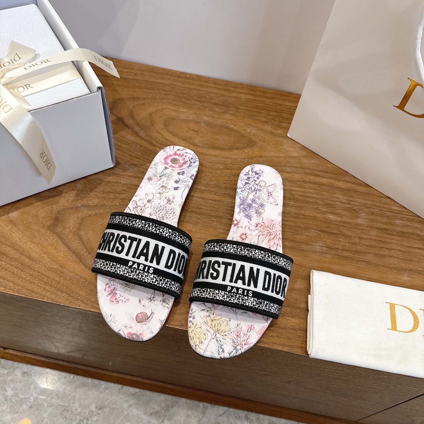 NO:747259,Purchasing agent level!  Can be equipped with airplane case and ribbon. Dior logo computer embroidered canvas flat slippers are a classic, high-quality and glamorous masterpiece. The most popular spring and summer series at dior counters have both temperament, fashion, classic and attractive design style, and the effect on the feet is particularly beautiful!  Reproduction of the original version!  Upper: Original customized canvas computer embroidered logo!  Inner lining/feet: original custom imported washed cowhide leather lining!  Italian grade A leather outsole!  Size 34-43 (34, 40, 41, 42, 43 customization is not returnable), slippers, dior, dior, slippers, cowhide, Leather soles19860909代购级别！可配飞机盒、丝带 迪奥logo电脑绣帆布平底拖鞋经典上乘美艳力作 dior专柜最火春夏系列 兼备气质 时尚 经典耐看的设计风格 上脚效果特别美！原版复刻制作！ 鞋面:原版定制帆布电脑刺绣Logo！ 内里/垫脚:原版定制进口水洗牛皮皮里 ！ 意大利A级真皮大底！ 码数34-43（34,40,41,42,43定制不退换）,拖鞋,dior,dior,slippers,cowhide,Leather soles,Women's Shoes