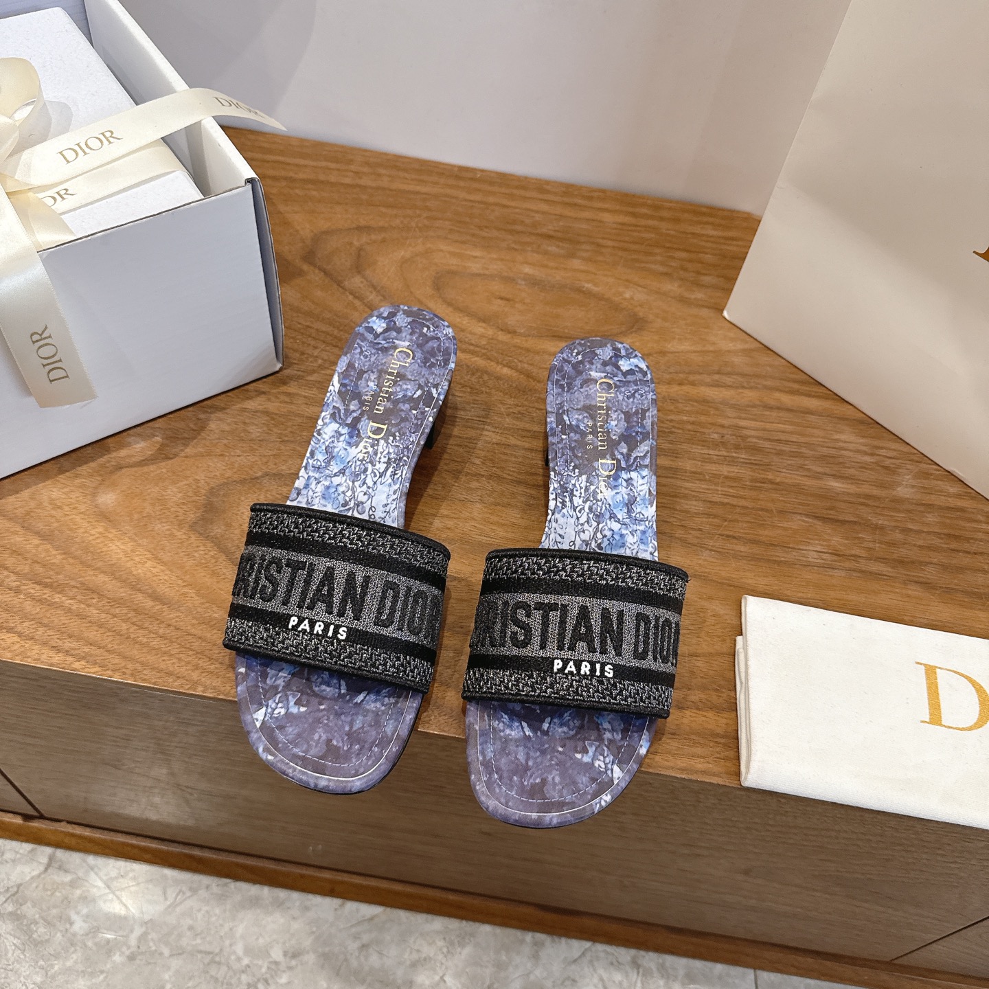 NO:747242,Purchasing agent level!  Can be equipped with airplane case and ribbon. Classic Dior logo computer-embroidered canvas square-heeled slippers, a top-quality and glamorous masterpiece. The most popular spring and summer series at dior counters. It has both temperament and fashion. The classic and durable square heel and round toe design style is particularly beautiful on the feet!  Reproduction of the original version!  Upper: Original customized canvas computer embroidered logo!  Inner lining/feet: original custom imported washed cowhide leather lining!  Italian grade A leather outsole!  Heel height 4.5cm, size 34-43 (34, 40, 41, 42, 43 customized, non-refundable), slippers, dior, dior, slippers, cowhide, Leather soles19860909代购级别！可配飞机盒、丝带 经典迪奥logo电脑绣帆布方跟拖鞋,上乘美艳力作 dior专柜最火春夏系列 兼备气质 时尚 经典耐看的方跟、圆头设计风格 上脚效果特别美！原版复刻制作！ 鞋面:原版定制帆布电脑刺绣Logo！ 内里/垫脚:原版定制进口水洗牛皮皮里 ！ 意大利A级真皮大底！ 跟高4.5cm 码数34-43（34,40,41,42,43定制不退换）,拖鞋,dior,dior,slippers,cowhide,Leather soles,Women's Shoes