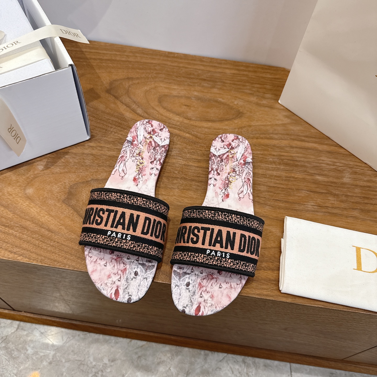 NO:680593,Flat-soled high-heeled Dior spring and summer new word-block color-blocked women's shoes CD letter logo three-dimensional embroidery Square-toe thick heel jelly-colored open-toed slippers The top version on the market Material: Upper original high-temperature water-soluble cotton electro-embroidered technical silk fabric + water-dyed sheepskin lining + Italian leather outsole Packaging Each pair of shoes comes with an airplane box Heel height: 4.5CM  size34-43 (34.40.41.42.43 customized, non-refundable and non-exchangeable), slippers, dior, dior, slippers, sheepskin, real silk, Leather soles19860909平底 高跟 迪奥 Dior 春夏新款一字拖拼色女鞋 CD字母logo立体刺绣 方头粗跟果冻色露趾拖鞋 市面顶级版本 材质:鞋面原版一致高温水溶棉质电绣科技真丝面料+水染羊皮内里+意大利真皮大底 包装每对鞋配飞机盒 跟高:4.5CM size34-43（34.40.41.42.43定做不退不换）,拖鞋,dior,dior,slippers,sheepskin,real silk,Leather soles,Women's Shoes