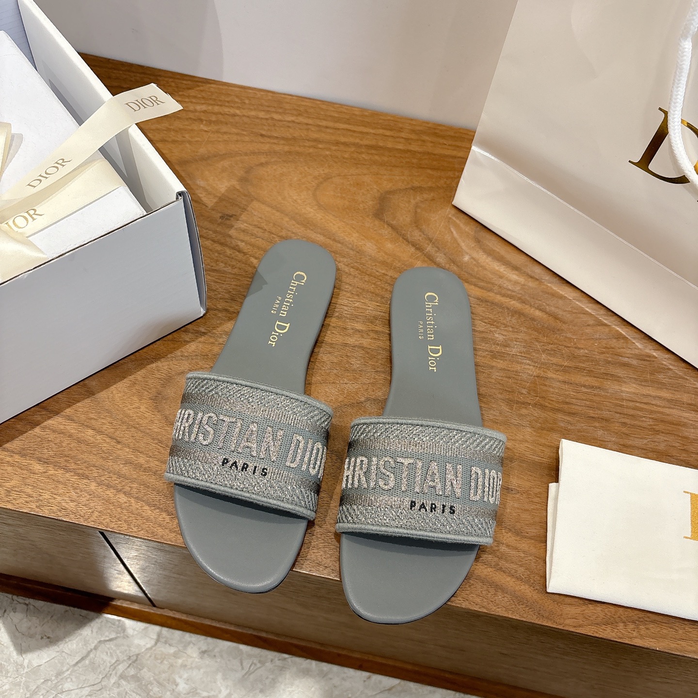 NO:680599,Flat high heel Dior spring and summer new women's flip-flops with CD letter logo three-dimensional embroidery Square toe thick heel jelly-colored open-toe slippers The top version on the market Material: upper original high-temperature water-soluble cotton electro-embroidery technology silk fabric + water-dyed sheepskin lining + Italian leather outsole Packaging Each pair of shoes comes with an airplane box Heel height: 4.5CM  size34-43 (34.40.41.42.43 customized, non-refundable and non-exchangeable), slippers, dior, dior, slippers, sheepskin, real silk, Leather soles19860909平底 高跟 迪奥 Dior 春夏新款一字拖女鞋 CD字母logo立体刺绣 方头粗跟果冻色露趾拖鞋 市面顶级版本 材质:鞋面原版一致高温水溶棉质电绣科技真丝面料+水染羊皮内里+意大利真皮大底 包装每对鞋配飞机盒 跟高:4.5CM size34-43（34.40.41.42.43定做不退不换）,拖鞋,dior,dior,slippers,sheepskin,real silk,Leather soles,Women's Shoes