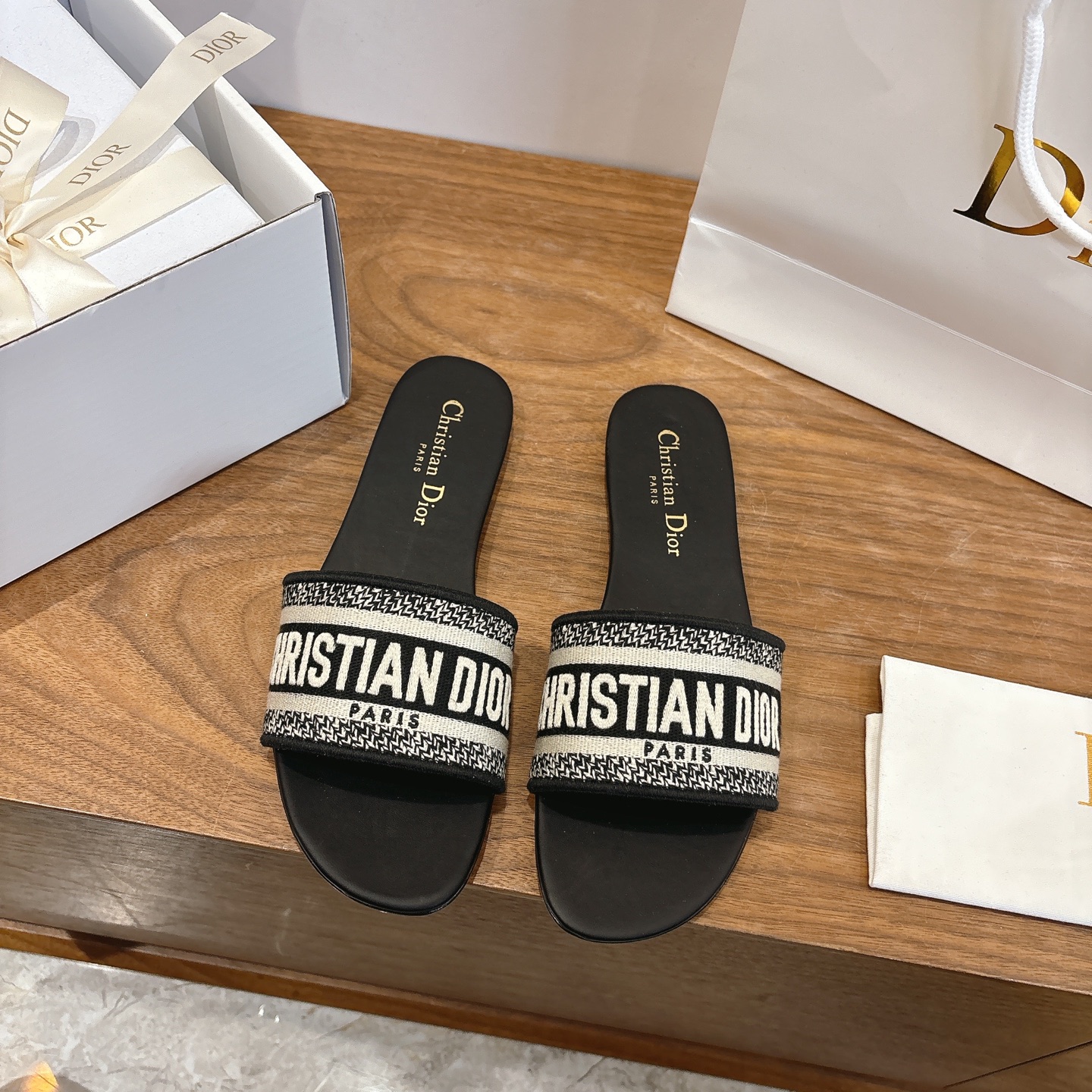 NO:747244,Purchasing agent level!  Can be equipped with airplane case and ribbon. Dior logo computer embroidered canvas flat slippers are a classic, high-quality and glamorous masterpiece. The most popular spring and summer series at dior counters have both temperament, fashion, classic and attractive design style, and the effect on the feet is particularly beautiful!  Reproduction of the original version!  Upper: Original customized canvas computer embroidered logo!  Inner lining/feet: original custom imported washed cowhide leather lining!  Italian grade A leather outsole!  Size 34-43 (34, 40, 41, 42, 43 customization is not returnable), slippers, dior, dior, slippers, cowhide, Leather soles19860909代购级别！可配飞机盒、丝带 迪奥logo电脑绣帆布平底拖鞋经典上乘美艳力作 dior专柜最火春夏系列 兼备气质 时尚 经典耐看的设计风格 上脚效果特别美！原版复刻制作！ 鞋面:原版定制帆布电脑刺绣Logo！ 内里/垫脚:原版定制进口水洗牛皮皮里 ！ 意大利A级真皮大底！ 码数34-43（34,40,41,42,43定制不退换）,拖鞋,dior,dior,slippers,cowhide,Leather soles,Women's Shoes