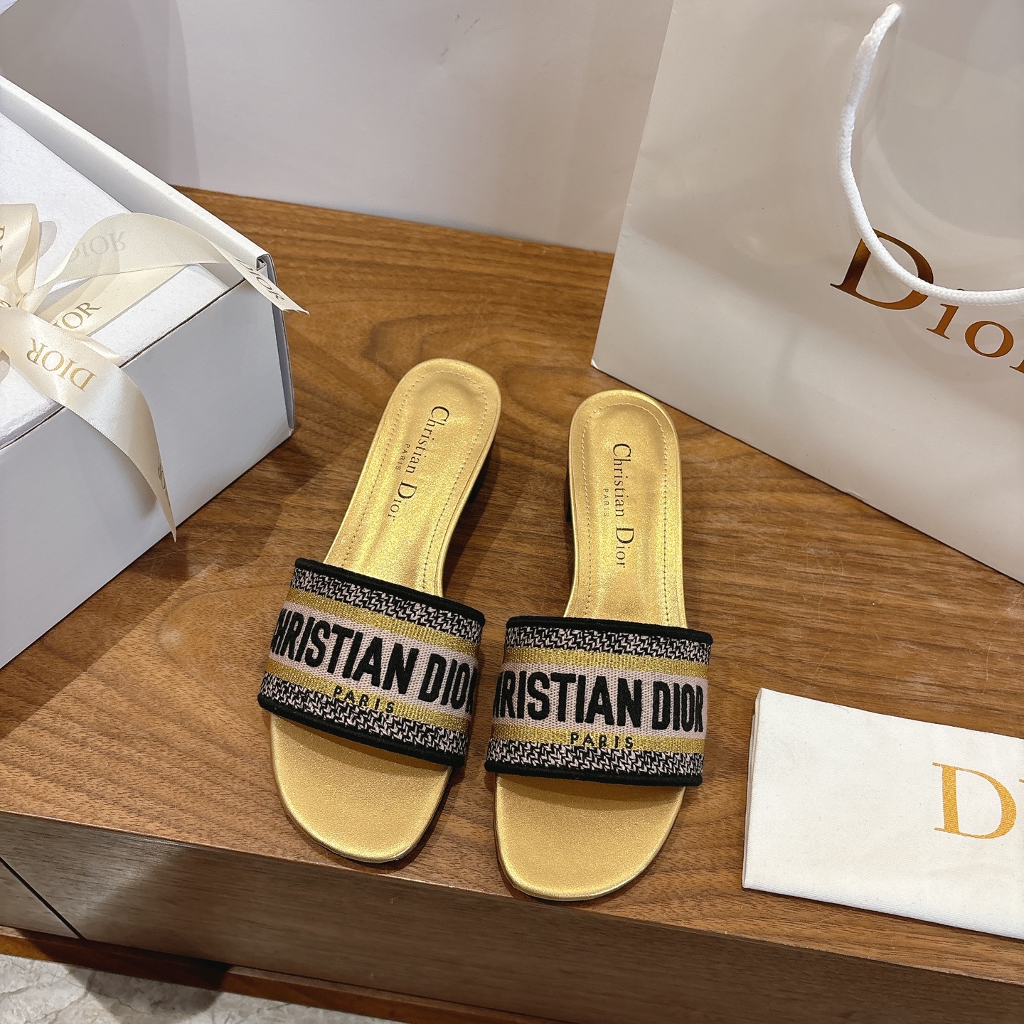 NO:680602,Flat-soled high-heeled Dior spring and summer new word-block color-blocked women's shoes CD letter logo three-dimensional embroidery Square-toe thick heel jelly-colored open-toed slippers The top version on the market Material: Upper original high-temperature water-soluble cotton electro-embroidered technical silk fabric + water-dyed sheepskin lining + Italian leather outsole Packaging Each pair of shoes comes with an airplane box Heel height: 4.5CM  size34-43 (34.40.41.42.43 customized, non-refundable and non-exchangeable), slippers, dior, dior, slippers, sheepskin, real silk, Leather soles19860909平底 高跟 迪奥 Dior 春夏新款一字拖拼色女鞋 CD字母logo立体刺绣 方头粗跟果冻色露趾拖鞋 市面顶级版本 材质:鞋面原版一致高温水溶棉质电绣科技真丝面料+水染羊皮内里+意大利真皮大底 包装每对鞋配飞机盒 跟高:4.5CM size34-43（34.40.41.42.43定做不退不换）,拖鞋,dior,dior,slippers,sheepskin,real silk,Leather soles,Women's Shoes