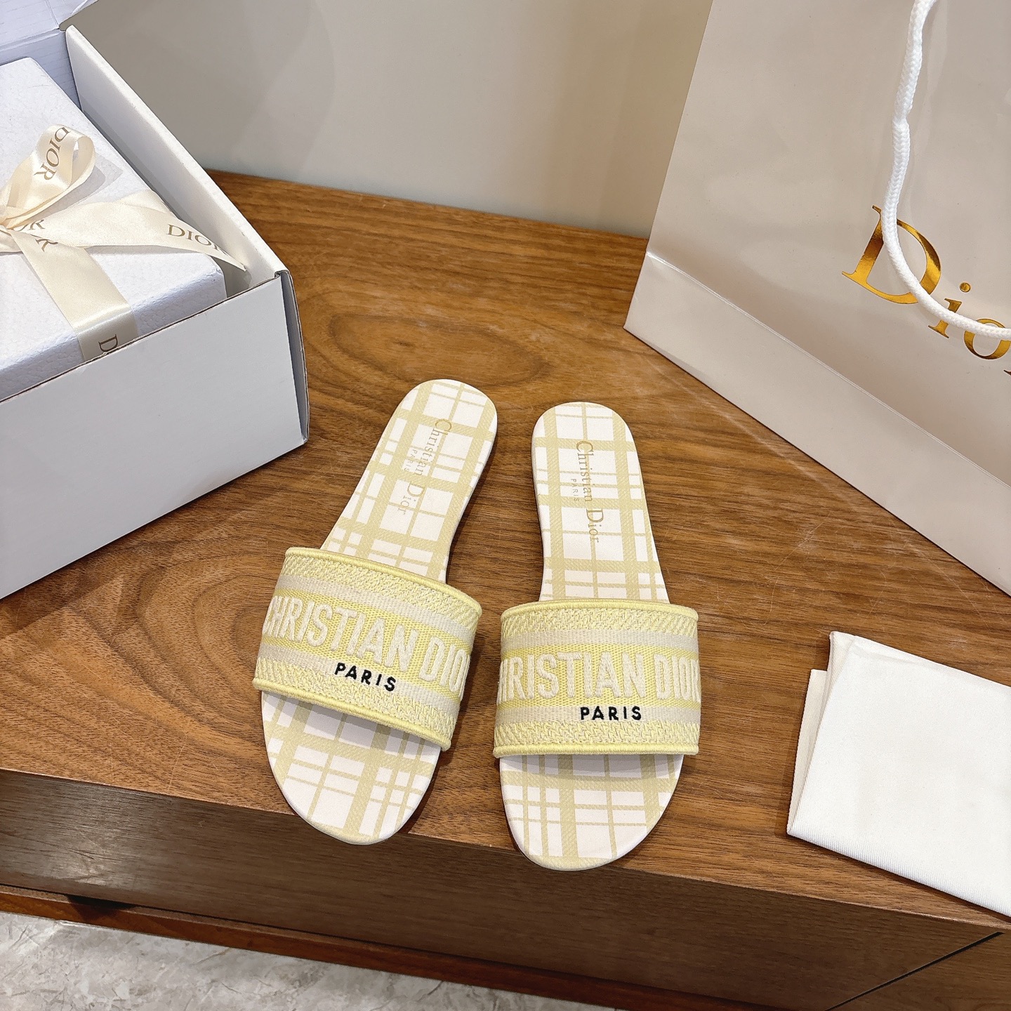 NO:747234,Purchasing agent level!  Can be equipped with airplane case and ribbon. Dior logo computer embroidered canvas flat slippers are a classic, high-quality and glamorous masterpiece. The most popular spring and summer series at dior counters have both temperament, fashion, classic and attractive design style, and the effect on the feet is particularly beautiful!  Reproduction of the original version!  Upper: Original customized canvas computer embroidered logo!  Inner lining/feet: original custom imported washed cowhide leather lining!  Italian grade A leather outsole!  Size 34-43 (34, 40, 41, 42, 43 customization is not returnable), slippers, dior, dior, slippers, cowhide, Leather soles19860909代购级别！可配飞机盒、丝带 迪奥logo电脑绣帆布平底拖鞋经典上乘美艳力作 dior专柜最火春夏系列 兼备气质 时尚 经典耐看的设计风格 上脚效果特别美！原版复刻制作！ 鞋面:原版定制帆布电脑刺绣Logo！ 内里/垫脚:原版定制进口水洗牛皮皮里 ！ 意大利A级真皮大底！ 码数34-43（34,40,41,42,43定制不退换）,拖鞋,dior,dior,slippers,cowhide,Leather soles,Women's Shoes