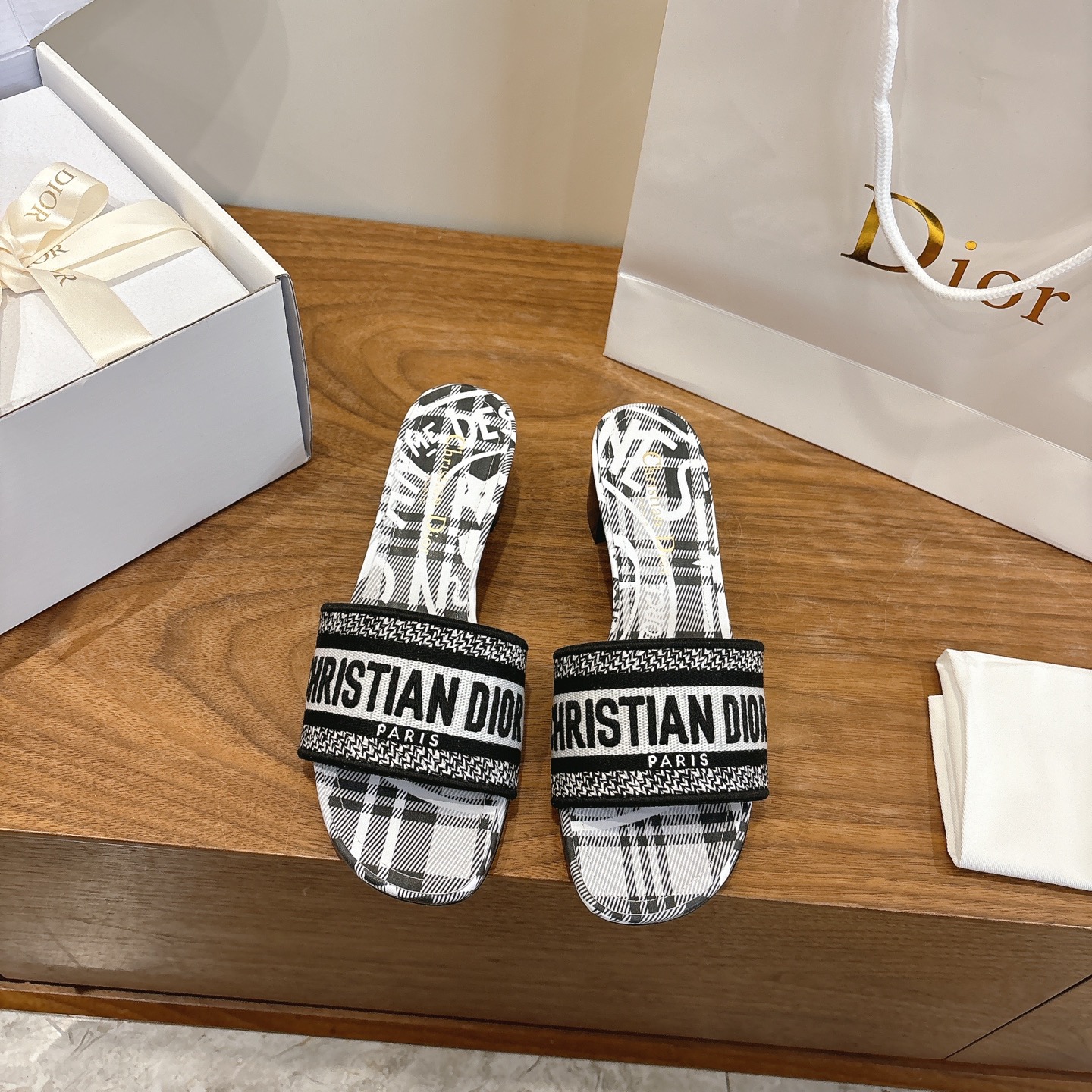 NO:747237,Purchasing agent level!  Can be equipped with airplane case and ribbon. Classic Dior logo computer-embroidered canvas square-heeled slippers, a top-quality and glamorous masterpiece. The most popular spring and summer series at dior counters. It has both temperament and fashion. The classic and durable square heel and round toe design style is particularly beautiful on the feet!  Reproduction of the original version!  Upper: Original customized canvas computer embroidered logo!  Inner lining/feet: original custom imported washed cowhide leather lining!  Italian grade A leather outsole!  Heel height 4.5cm, size 34-43 (34, 40, 41, 42, 43 customized, non-refundable), slippers, dior, dior, slippers, cowhide, Leather soles19860909代购级别！可配飞机盒、丝带 经典迪奥logo电脑绣帆布方跟拖鞋,上乘美艳力作 dior专柜最火春夏系列 兼备气质 时尚 经典耐看的方跟、圆头设计风格 上脚效果特别美！原版复刻制作！ 鞋面:原版定制帆布电脑刺绣Logo！ 内里/垫脚:原版定制进口水洗牛皮皮里 ！ 意大利A级真皮大底！ 跟高4.5cm 码数34-43（34,40,41,42,43定制不退换）,拖鞋,dior,dior,slippers,cowhide,Leather soles,Women's Shoes