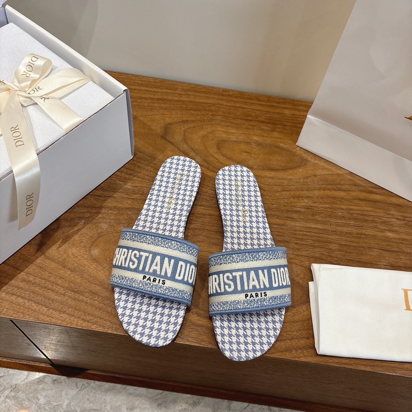 NO:747240,Purchasing agent level!  Can be equipped with airplane case and ribbon. Dior logo computer embroidered canvas flat slippers are a classic, high-quality and glamorous masterpiece. The most popular spring and summer series at dior counters have both temperament, fashion, classic and attractive design style, and the effect on the feet is particularly beautiful!  Reproduction of the original version!  Upper: Original customized canvas computer embroidered logo!  Inner lining/feet: original custom imported washed cowhide leather lining!  Italian grade A leather outsole!  Size 34-43 (34, 40, 41, 42, 43 customization is not returnable), slippers, dior, dior, slippers, cowhide, Leather soles19860909代购级别！可配飞机盒、丝带 迪奥logo电脑绣帆布平底拖鞋经典上乘美艳力作 dior专柜最火春夏系列 兼备气质 时尚 经典耐看的设计风格 上脚效果特别美！原版复刻制作！ 鞋面:原版定制帆布电脑刺绣Logo！ 内里/垫脚:原版定制进口水洗牛皮皮里 ！ 意大利A级真皮大底！ 码数34-43（34,40,41,42,43定制不退换）,拖鞋,dior,dior,slippers,cowhide,Leather soles,Women's Shoes