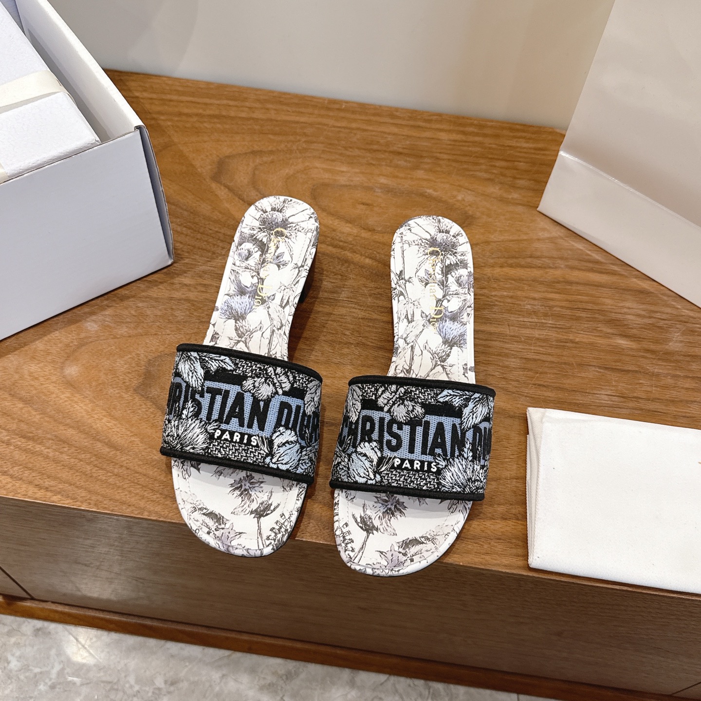 NO:747241,Purchasing agent level!  Can be equipped with airplane case and ribbon. Classic Dior logo computer-embroidered canvas square-heeled slippers, a top-quality and glamorous masterpiece. The most popular spring and summer series at dior counters. It has both temperament and fashion. The classic and durable square heel and round toe design style is particularly beautiful on the feet!  Reproduction of the original version!  Upper: Original customized canvas computer embroidered logo!  Inner lining/feet: original custom imported washed cowhide leather lining!  Italian grade A leather outsole!  Heel height 4.5cm, size 34-43 (34, 40, 41, 42, 43 customized, non-refundable), slippers, dior, dior, slippers, cowhide, Leather soles19860909代购级别！可配飞机盒、丝带 经典迪奥logo电脑绣帆布方跟拖鞋,上乘美艳力作 dior专柜最火春夏系列 兼备气质 时尚 经典耐看的方跟、圆头设计风格 上脚效果特别美！原版复刻制作！ 鞋面:原版定制帆布电脑刺绣Logo！ 内里/垫脚:原版定制进口水洗牛皮皮里 ！ 意大利A级真皮大底！ 跟高4.5cm 码数34-43（34,40,41,42,43定制不退换）,拖鞋,dior,dior,slippers,cowhide,Leather soles,Women's Shoes